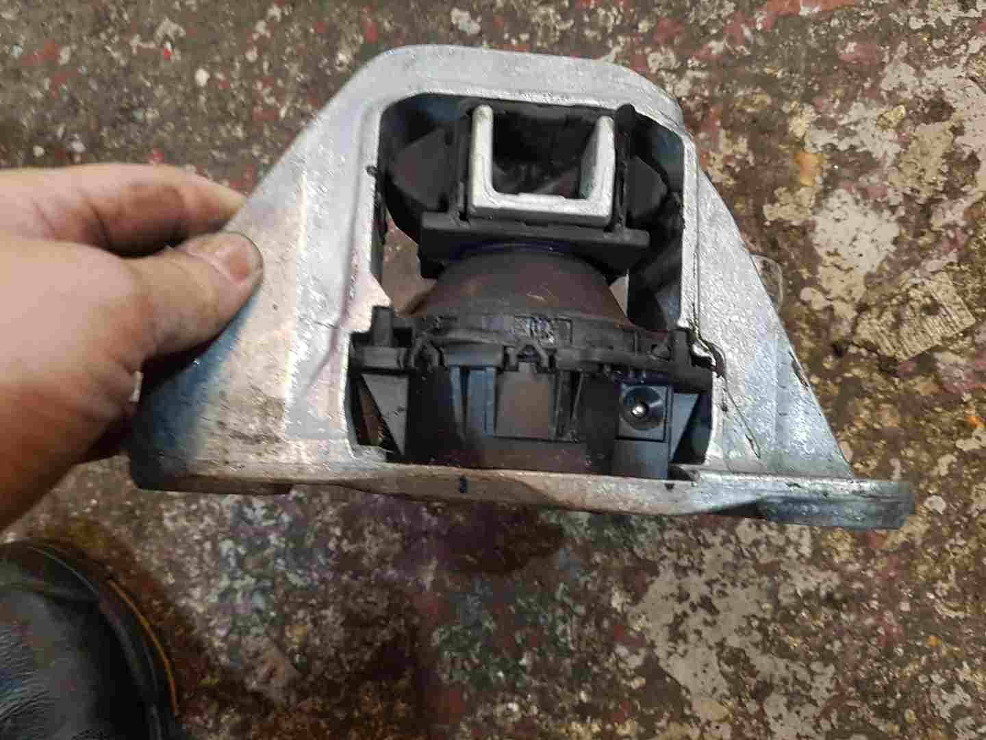 Thumb 4 Renault Clio MK5 2019-2023 1.6 E Tech Hybrid Engine Mount 112320745r 6Q0907379AF