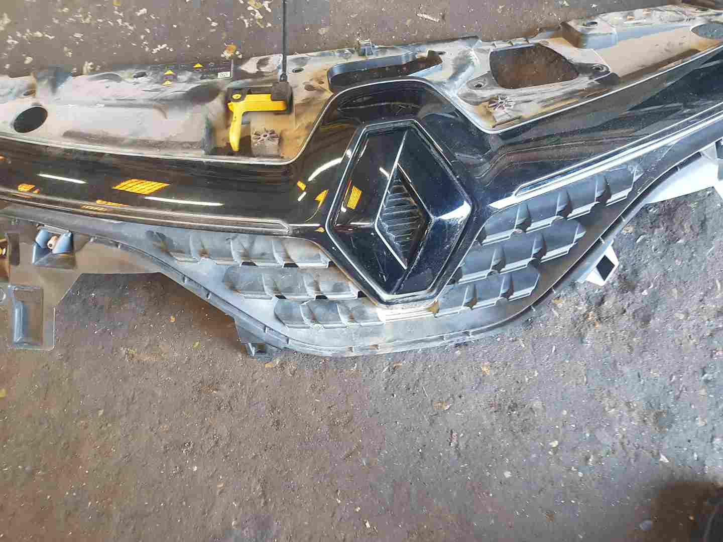 Thumb 6 Renault Clio MK5 2019-2023 Front Grill Grille Diamond Badge Gloss Black