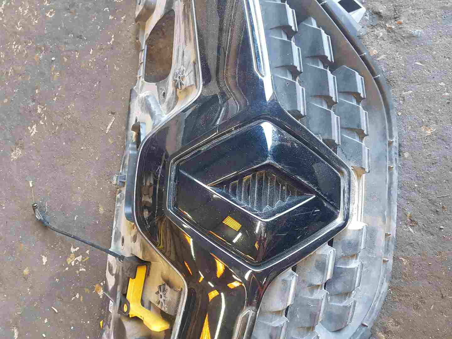 Thumb 5 Renault Clio MK5 2019-2023 Front Grill Grille Diamond Badge Gloss Black