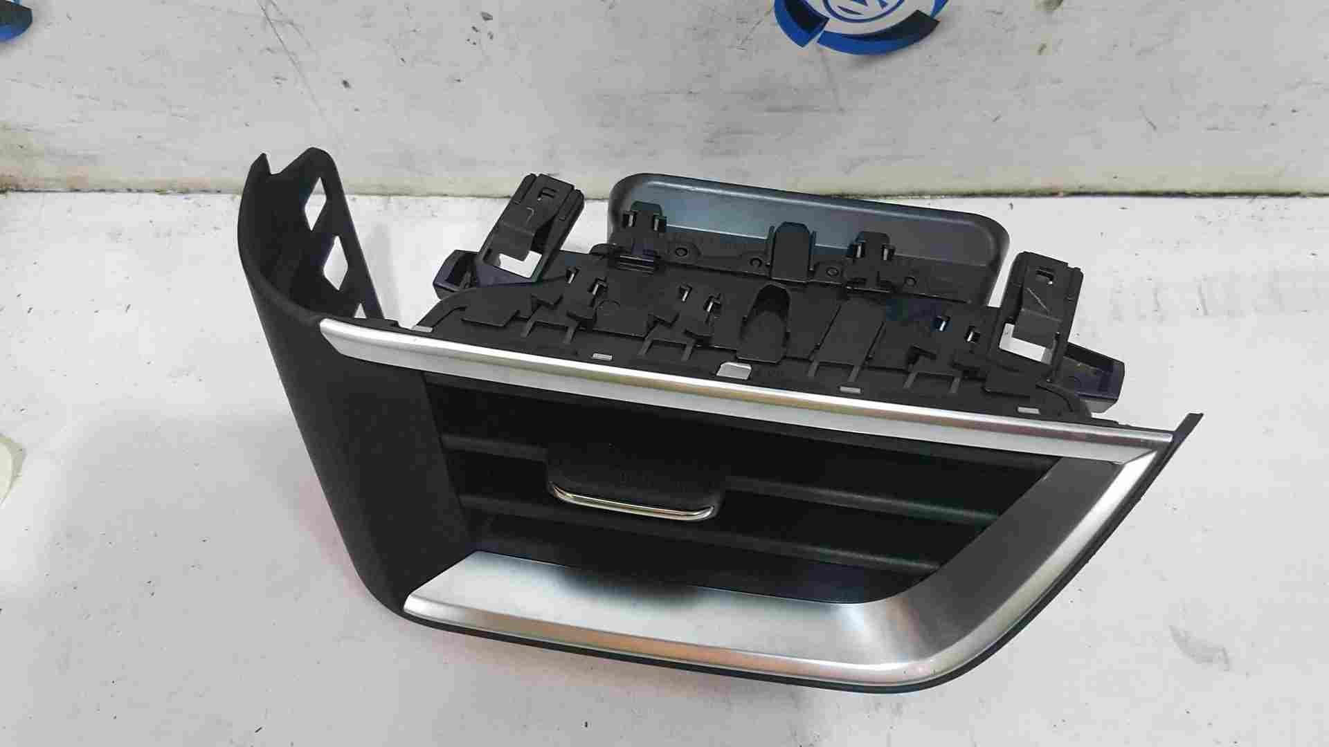 Thumb 3 Renault Clio MK5 2019-2023 Passenger NSF Front Heater Vent 687617723R