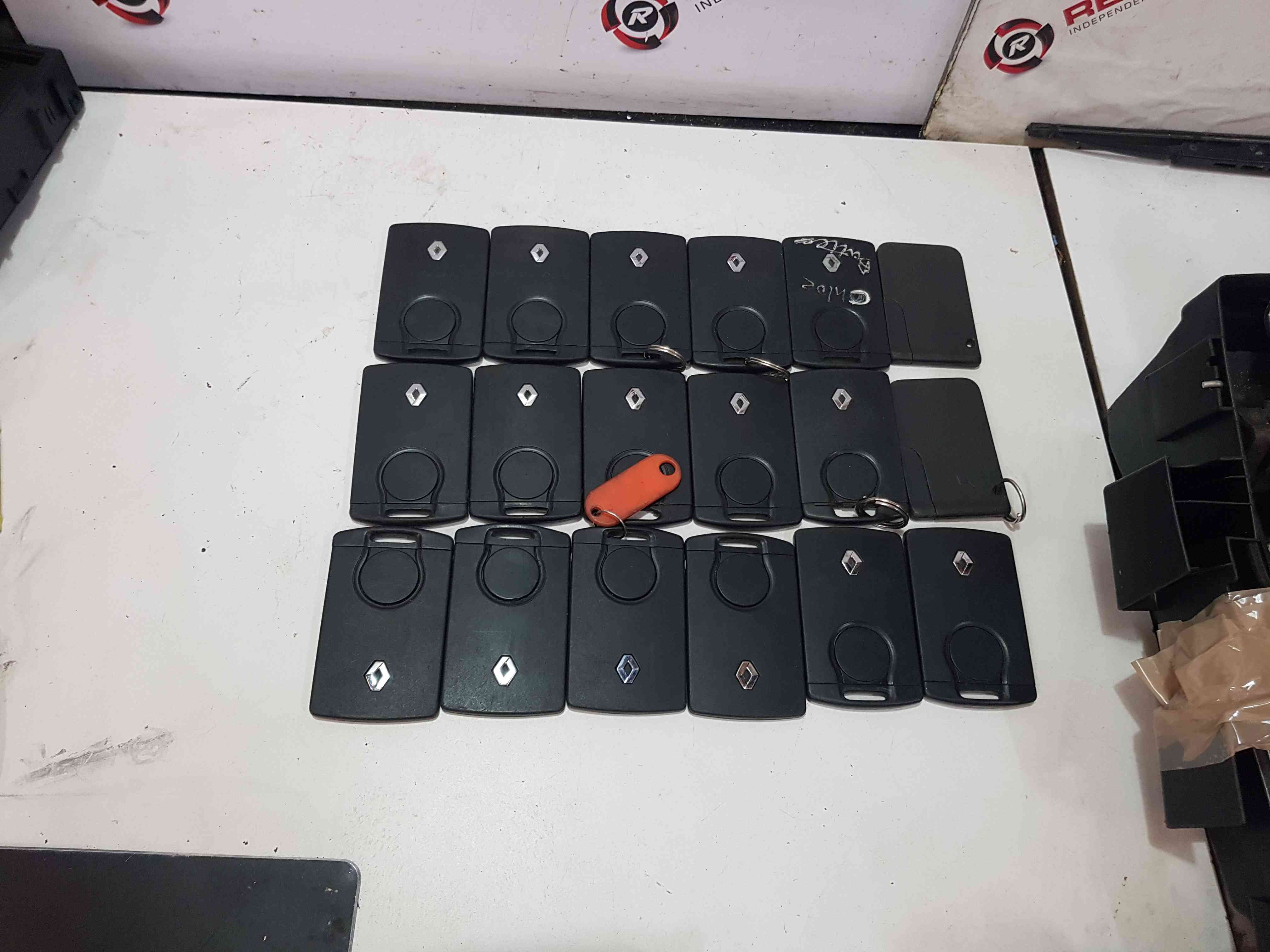 Thumb 2 Renault Clio Megane Scenic Captur Laguna Koleos 2000-2021 KEY Card JOB Lot X18