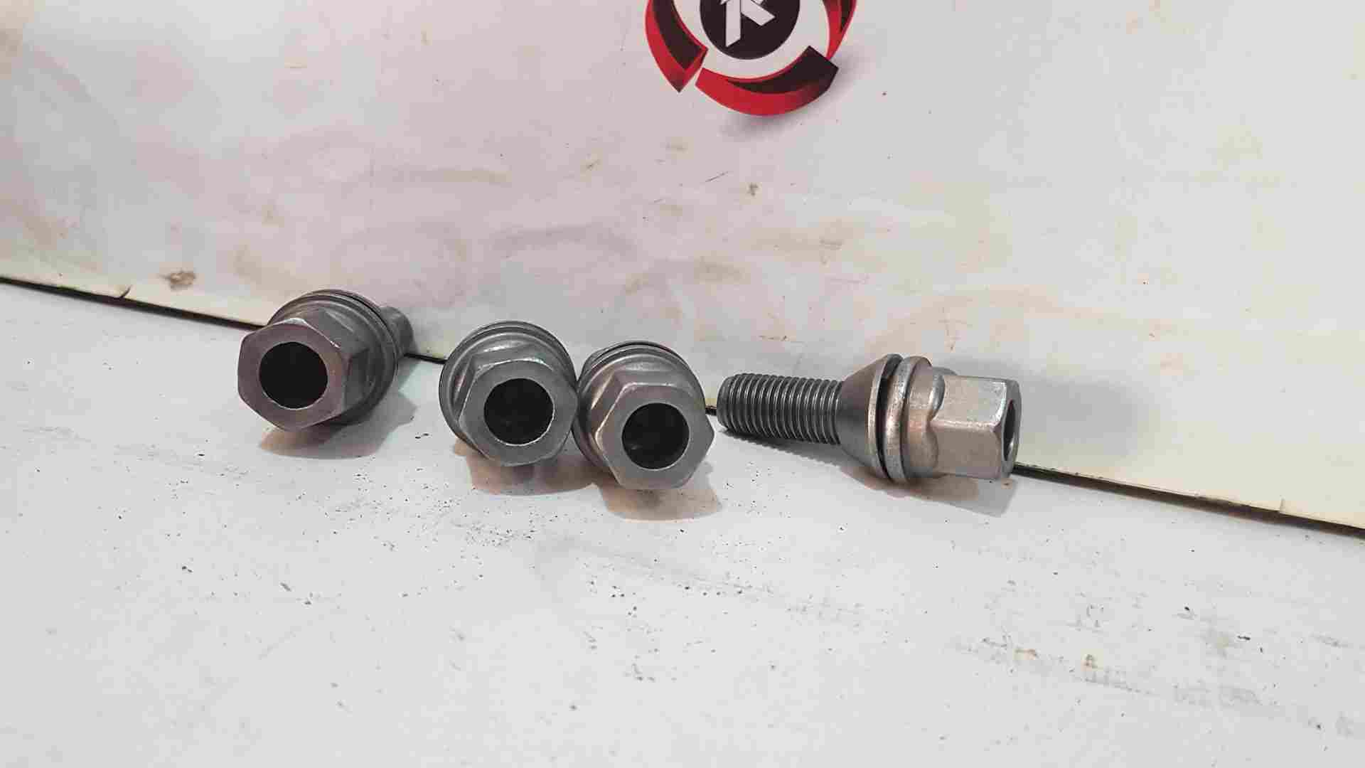 Thumb 2 Renault Clio Megane Scenic Kangoo Alloy Wheel NUT Bolt X 4 17Mm 2000-2022