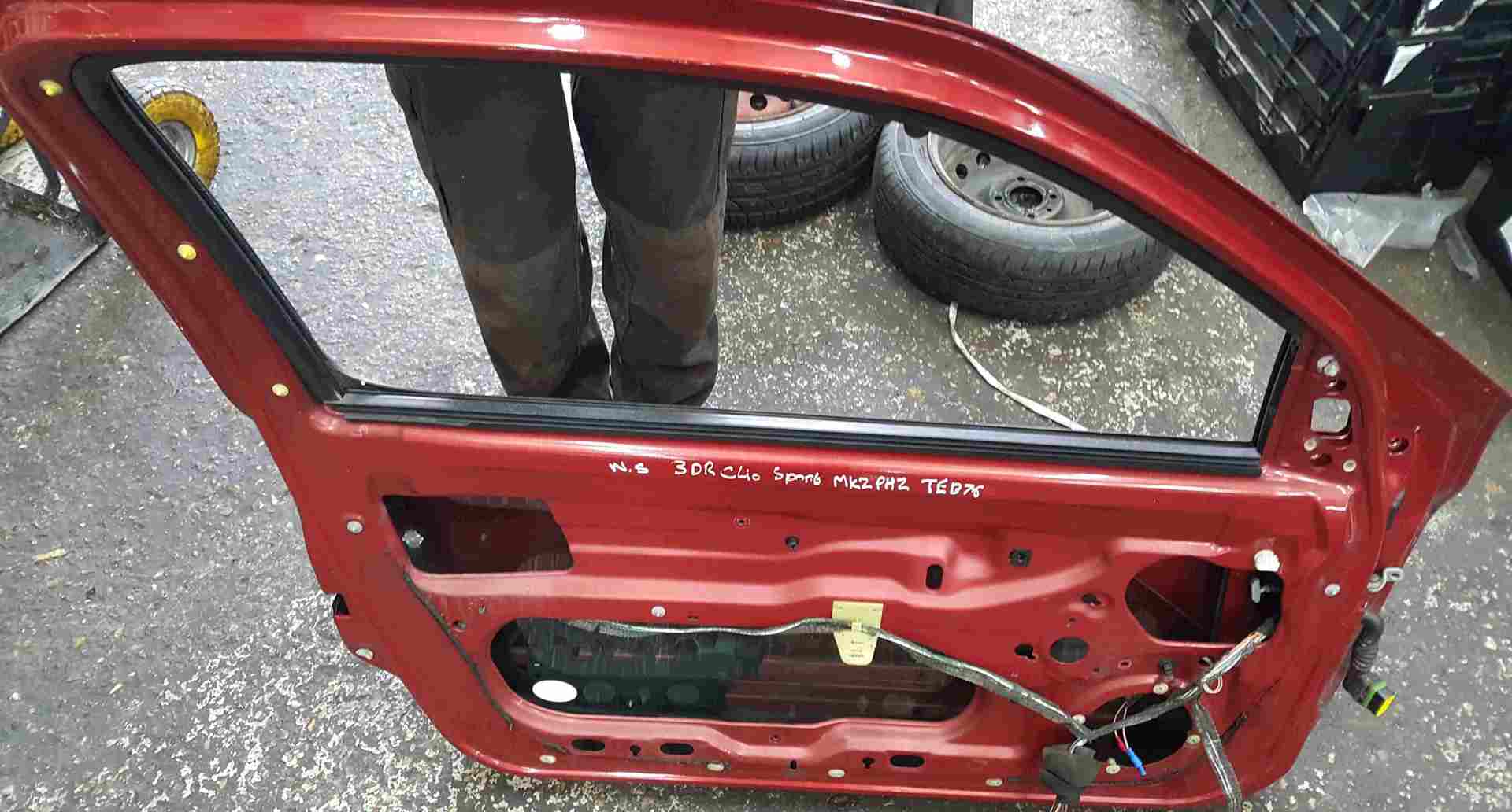 Thumb 3 Renault Clio Sport 2001-2006 172 182 Passenger NSF Front Door Flaming Red TEB76
