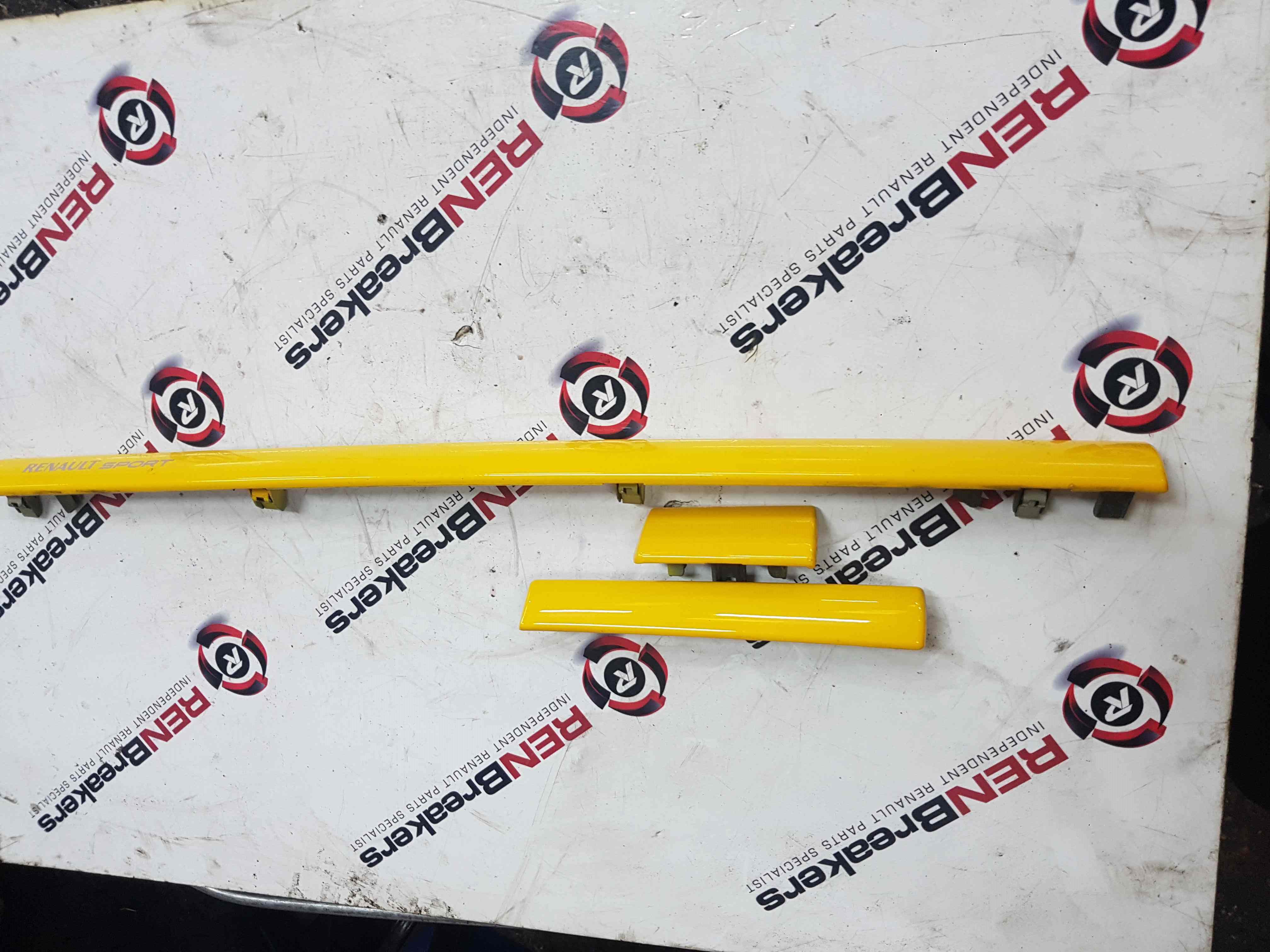 Thumb 2 Renault Clio Sport MK3 2005-2012 197 200 Dashboard Vent Insert Trims Yellow