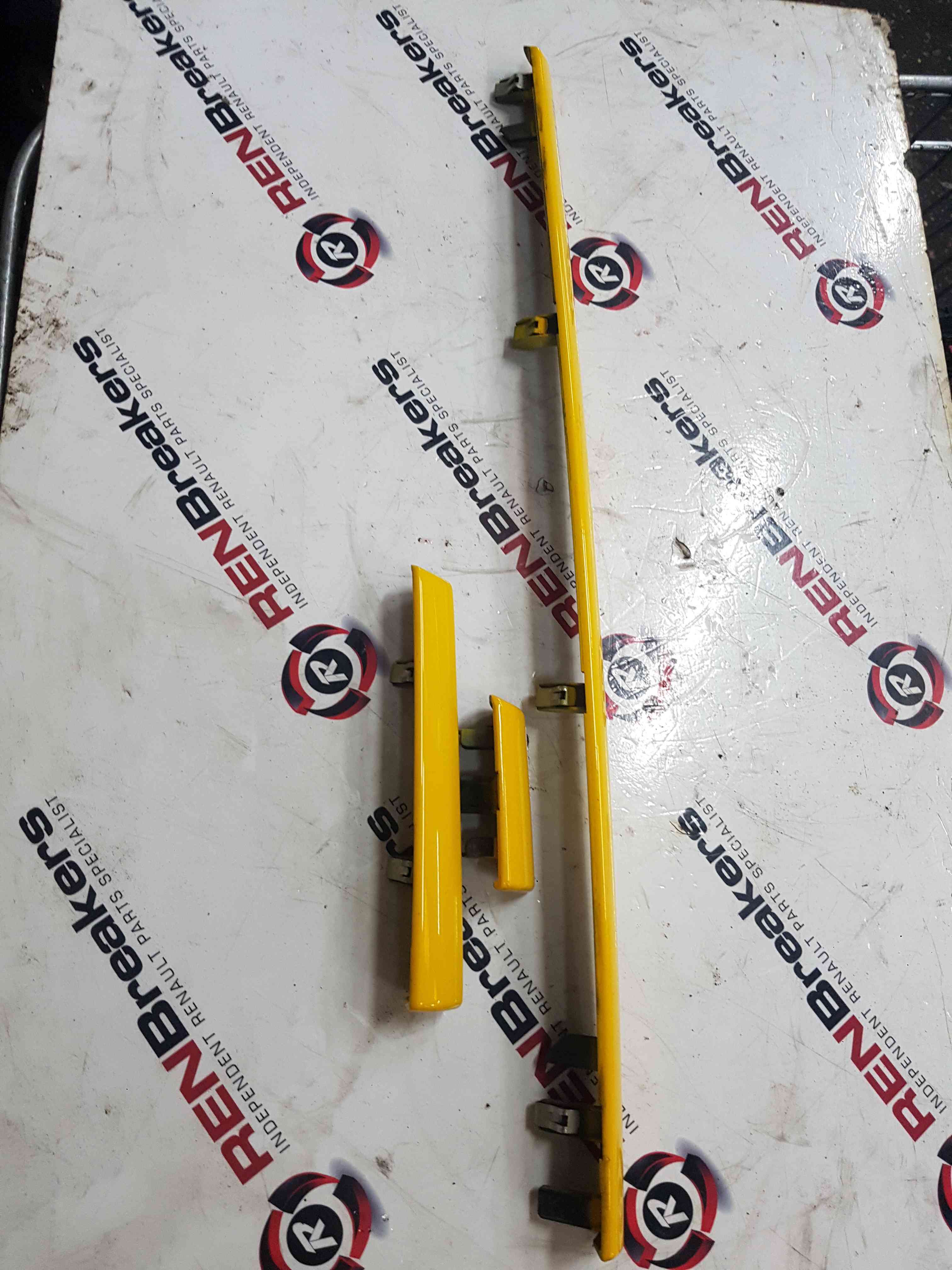 Thumb 6 Renault Clio Sport MK3 2005-2012 197 200 Dashboard Vent Insert Trims Yellow