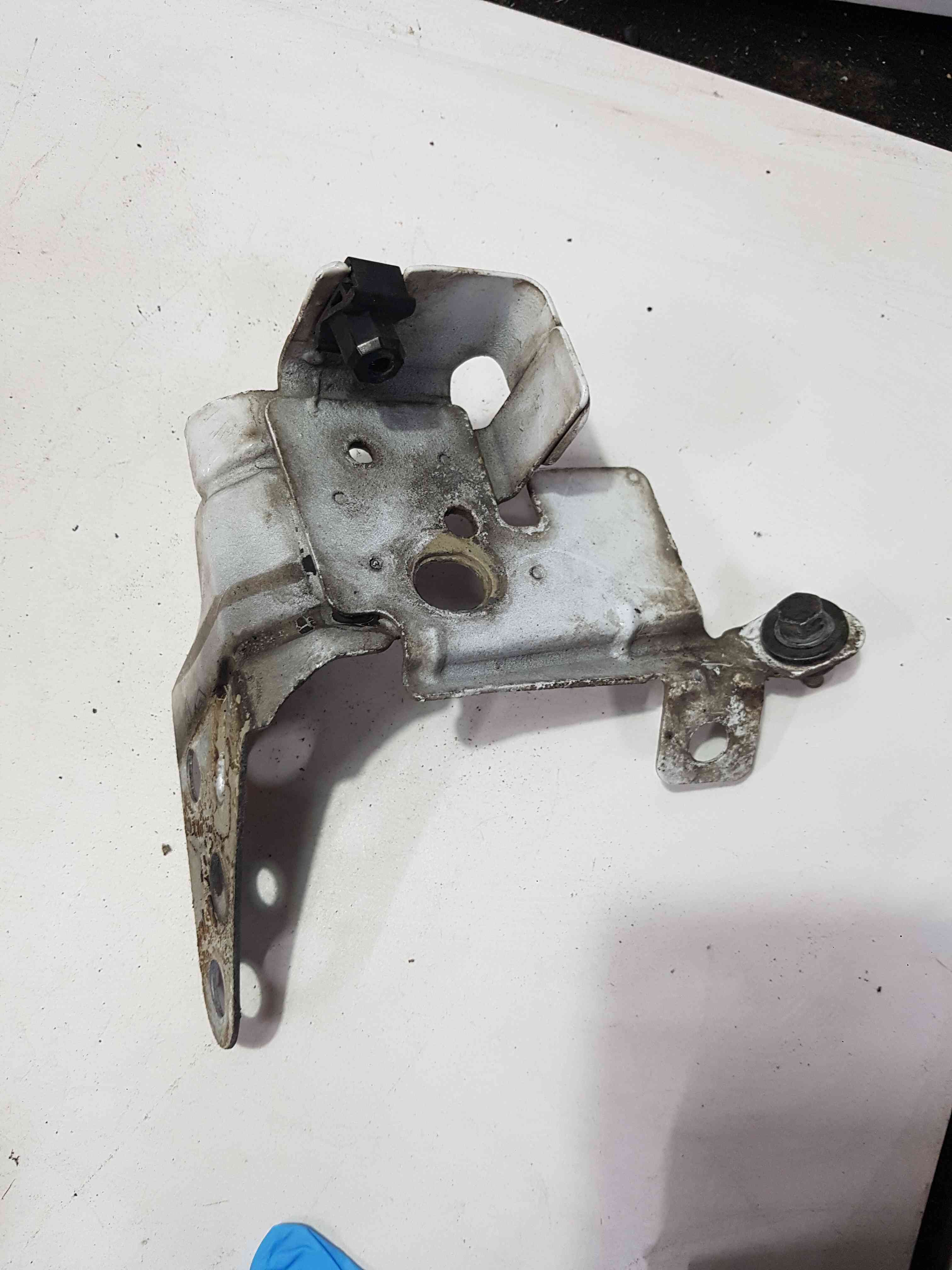 Thumb 3 Renault Clio Sport 2005-2012 197 200 Passenger NSF Front Wing Bracket White