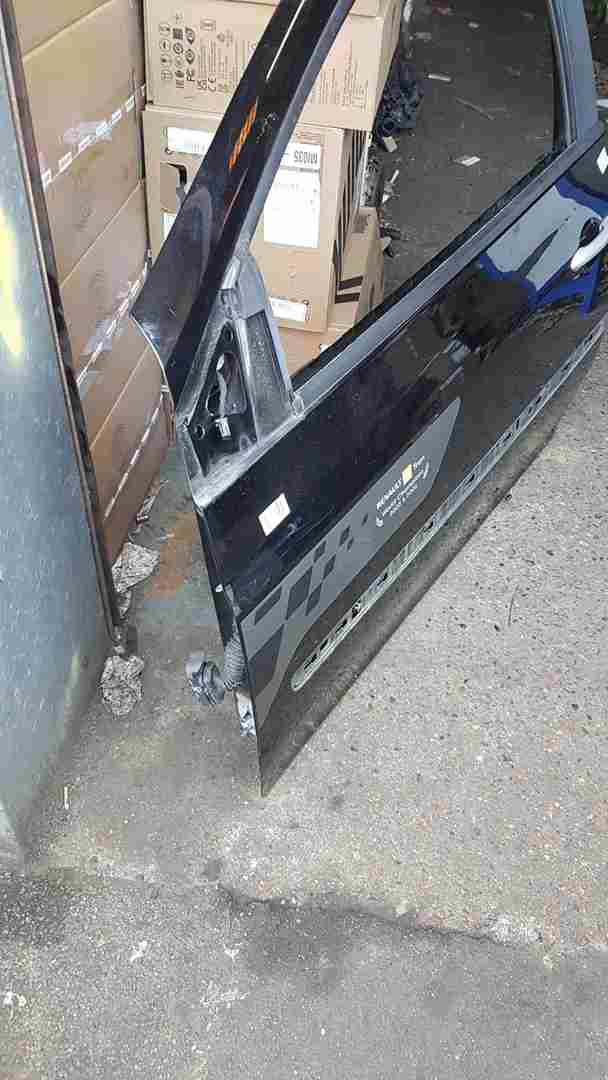 Thumb 3 Renault Clio Sport 2005-2012 197 Passengerr NSF Door Black 3DrTegna Missing Trim
