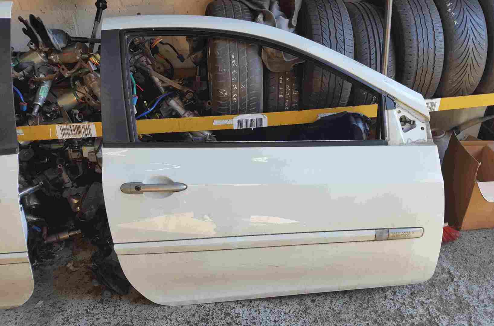 Renault Clio Sport MK3 2005-2012 197 200 Drivers OSF Front Door White OV369 3dr