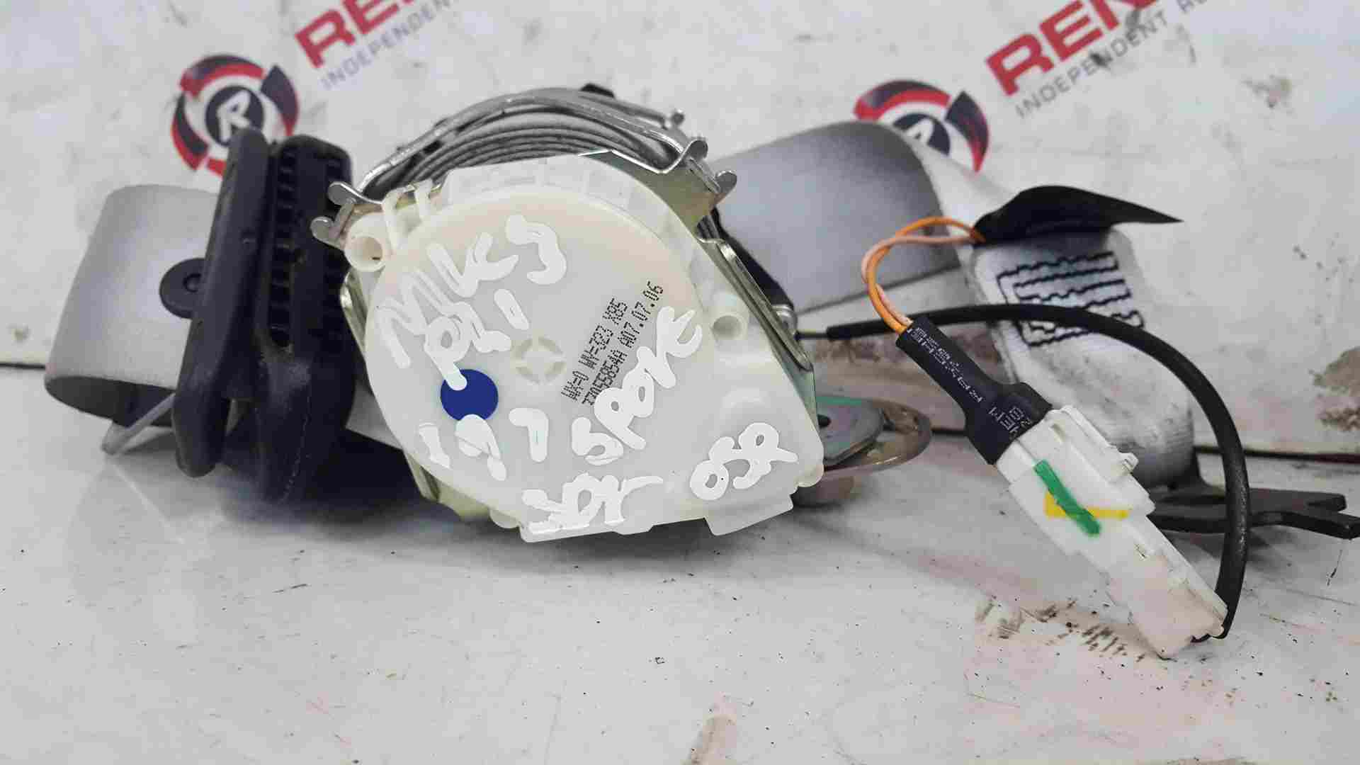 Thumb 3 Renault Clio Sport MK3 2005-2012 Drivers OSR Rear Seat Belt 3Dr White Plug
