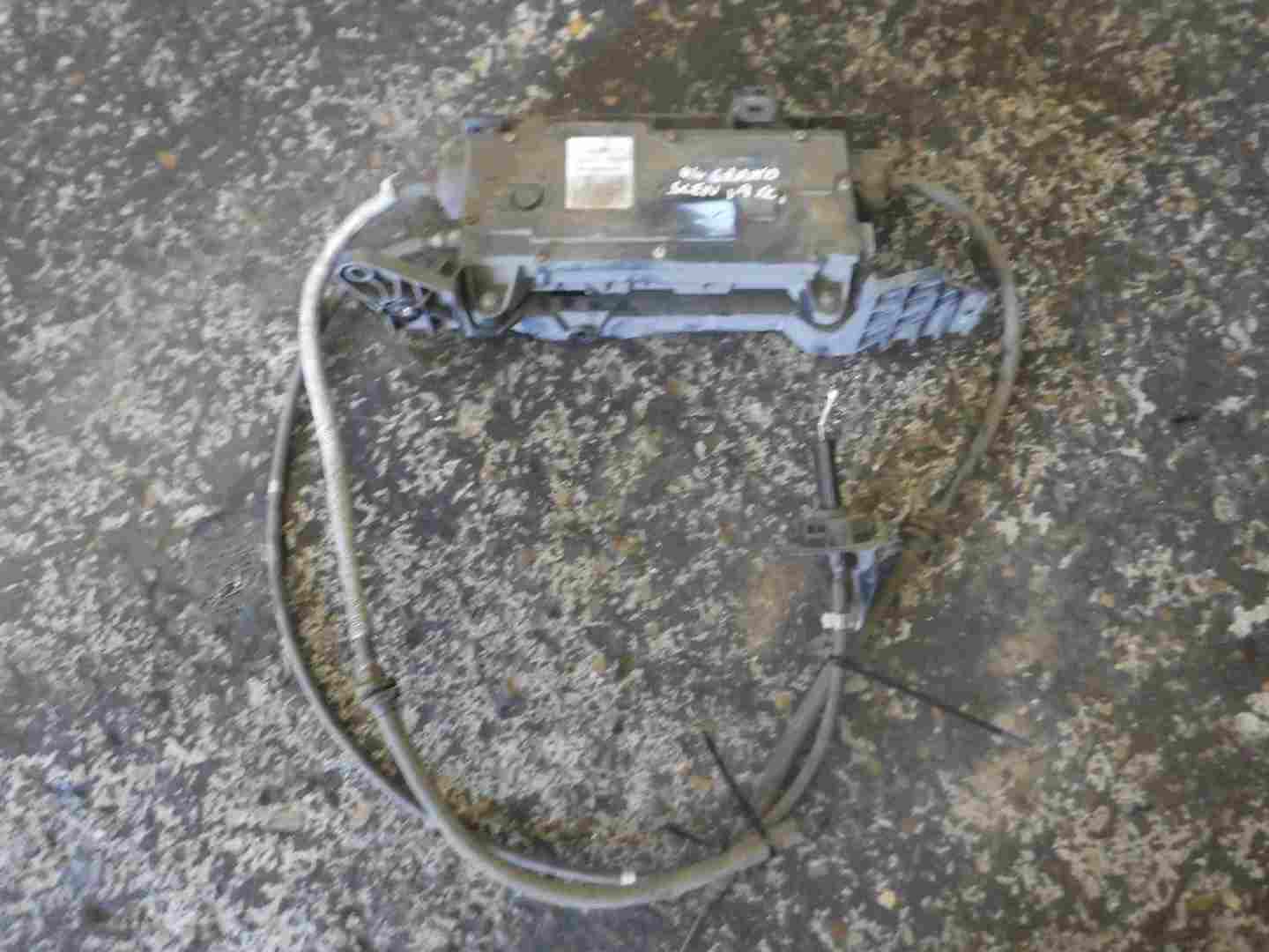 Renault Grand Scenic 2003-2009 Electronic Handbrake Motor   Cables 8201070418