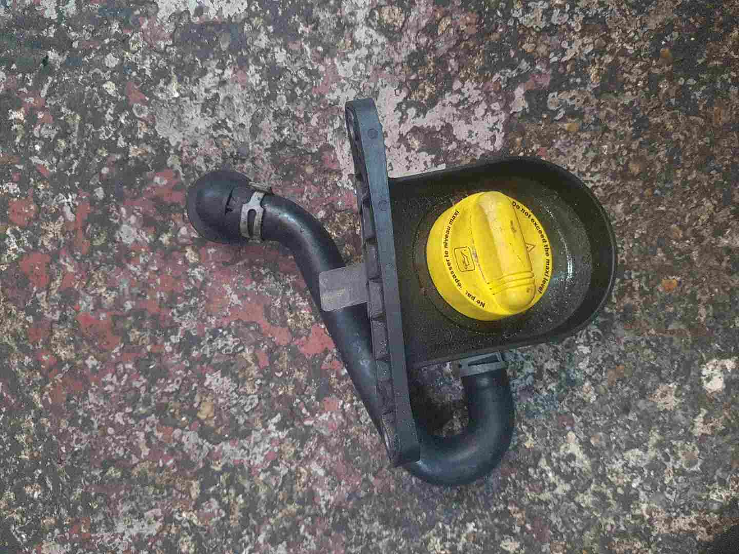 Thumb 2 Renault Grand Scenic MK4 2016-2022 1.6 DCi Oil cap Fill Point