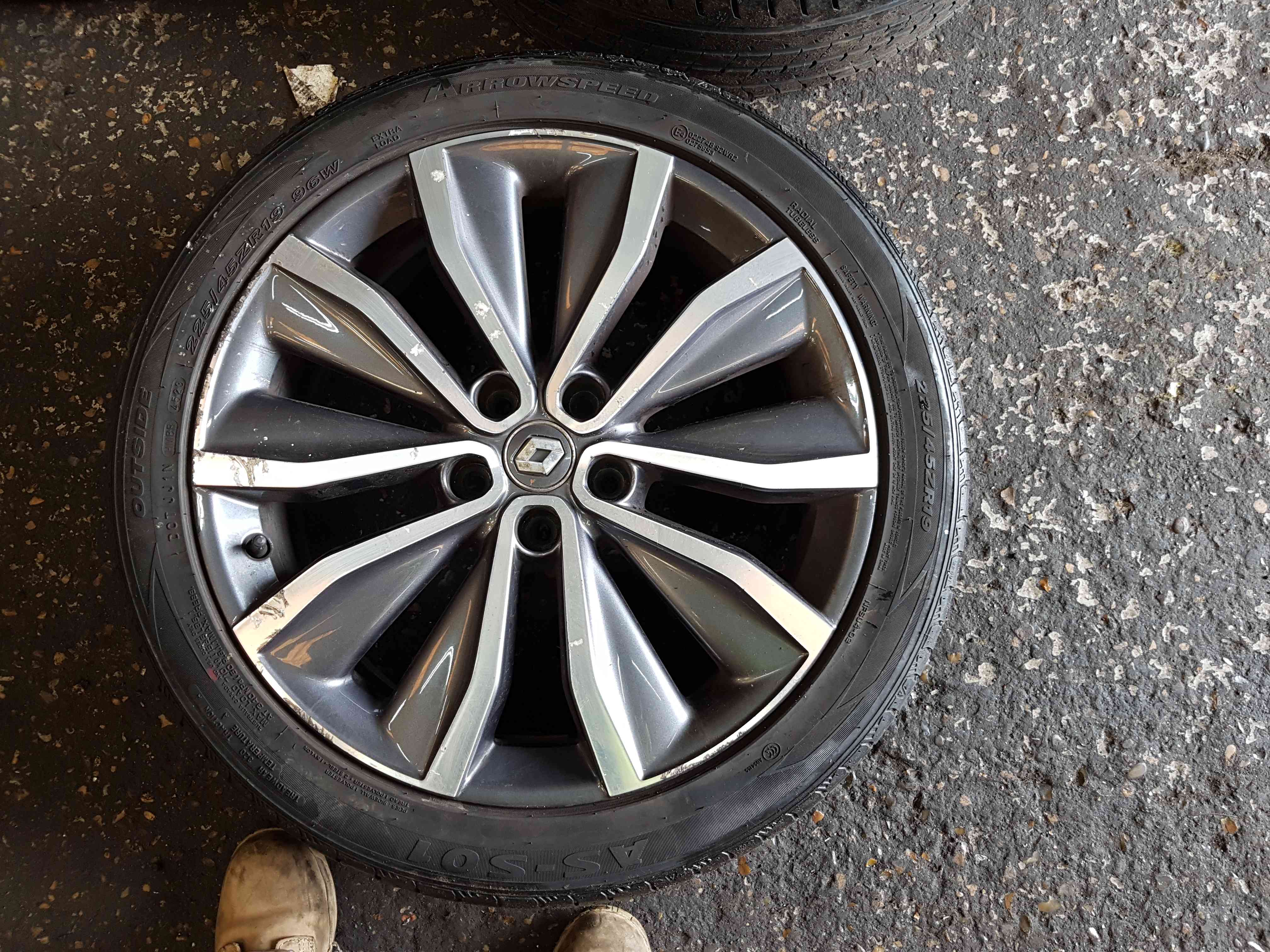 Thumb 2 Renault Kadjar 2015-2018 Alloy Wheel 19Inch 225 45 19 403009098R 3/5