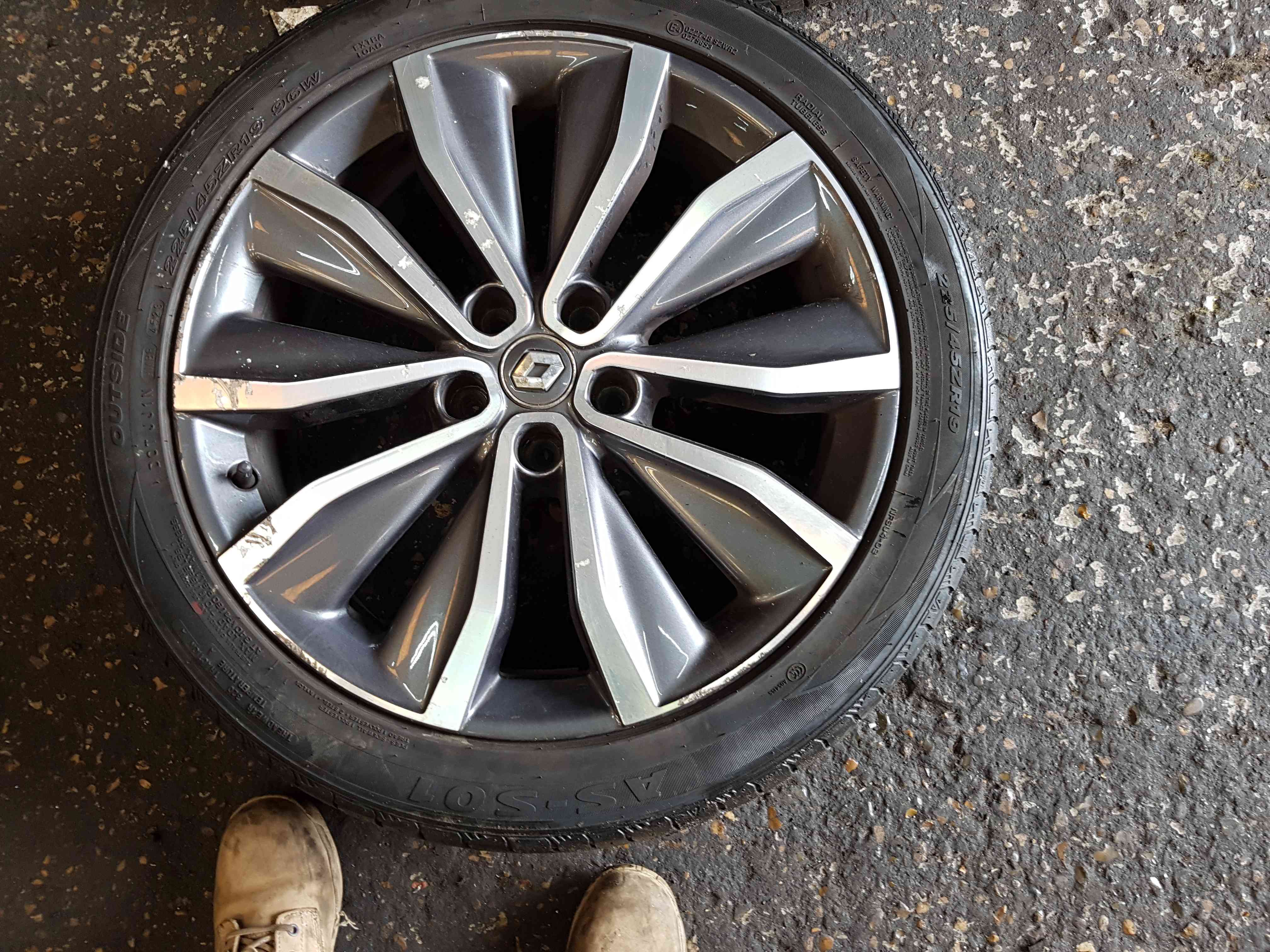 Thumb 3 Renault Kadjar 2015-2018 Alloy Wheel 19Inch 225 45 19 403009098R 3/5