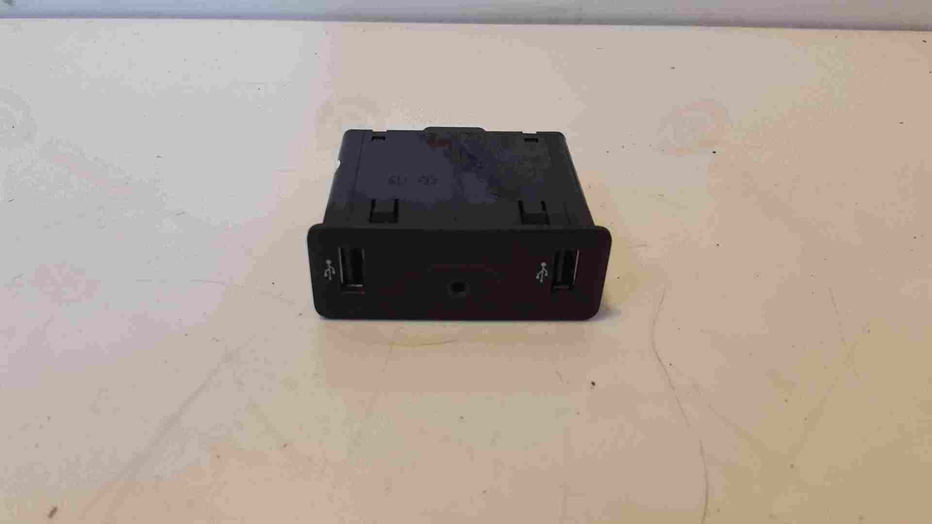 Renault Kadjar 2015-2018 Twin USB Port Aux Socket Console Trim 280236599R