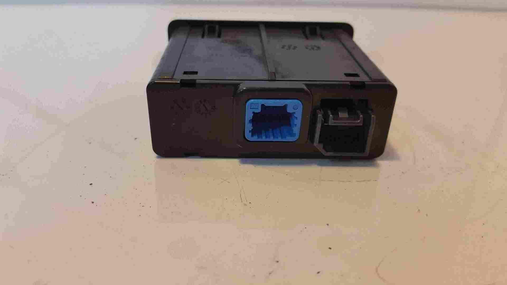 Thumb 3 Renault Kadjar 2015-2018 Twin USB Port Aux Socket Console Trim 280236599R