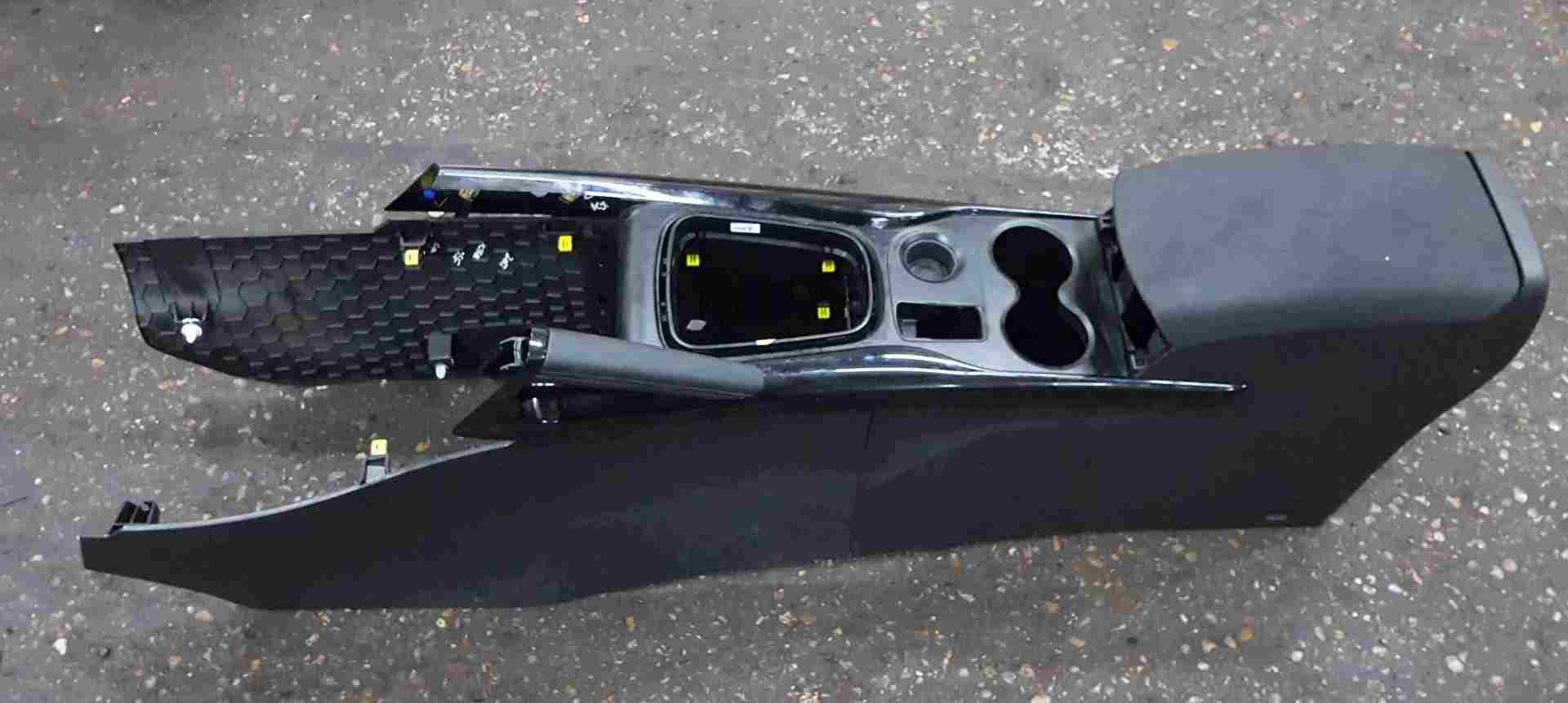 Thumb 3 Renault Kadjar 2015-2021 Centre Console Arm Rest Complete
