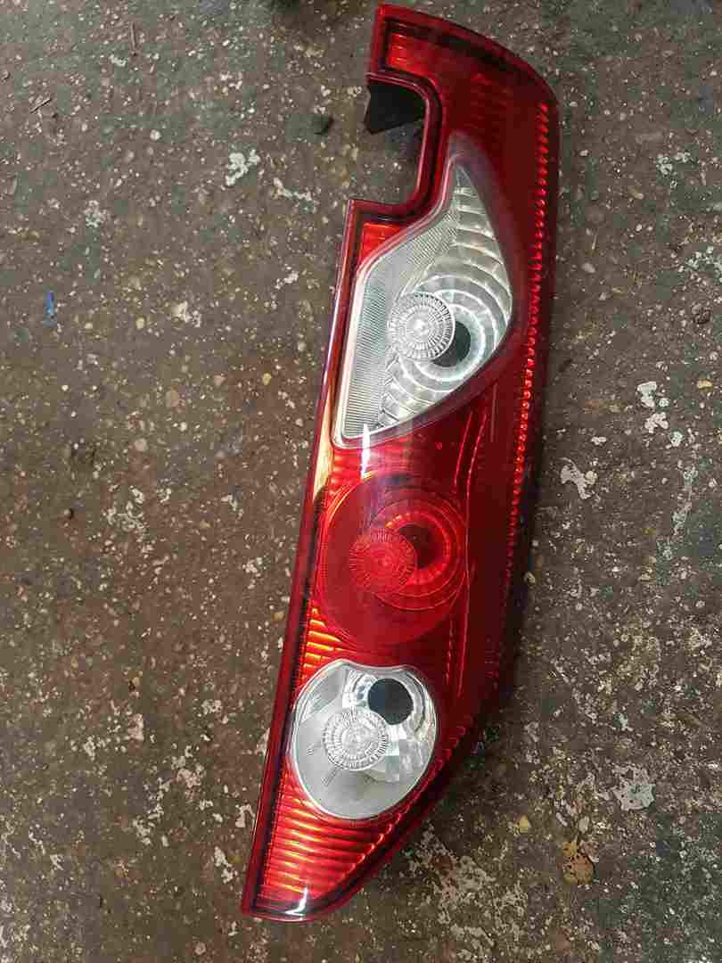 Thumb 3 Renault Kangoo 2007-2013 Drivers OSR Rear Light 8200419952 Cracked
