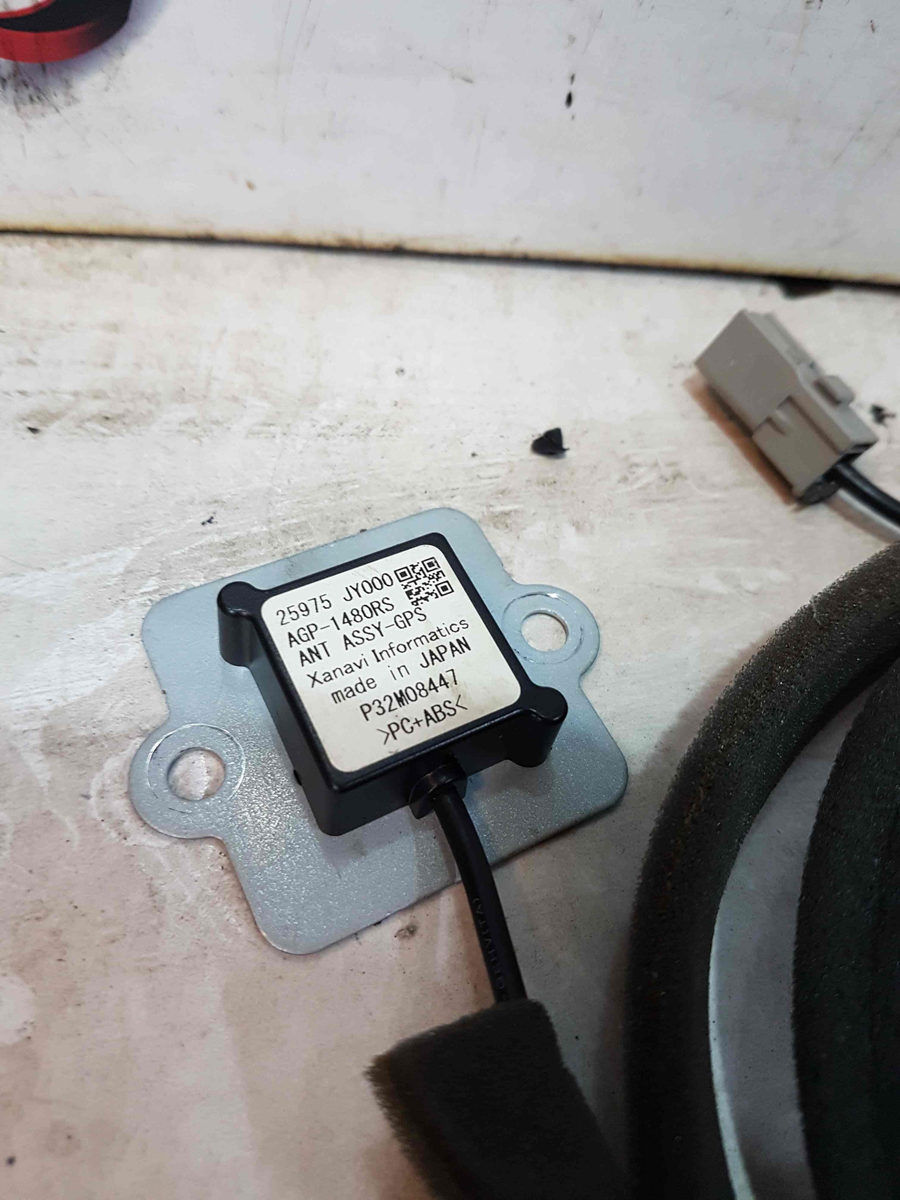 Thumb 2 Renault Koleos 2008-2015 Aerial GPS Transmitter Antenna 25975JY000