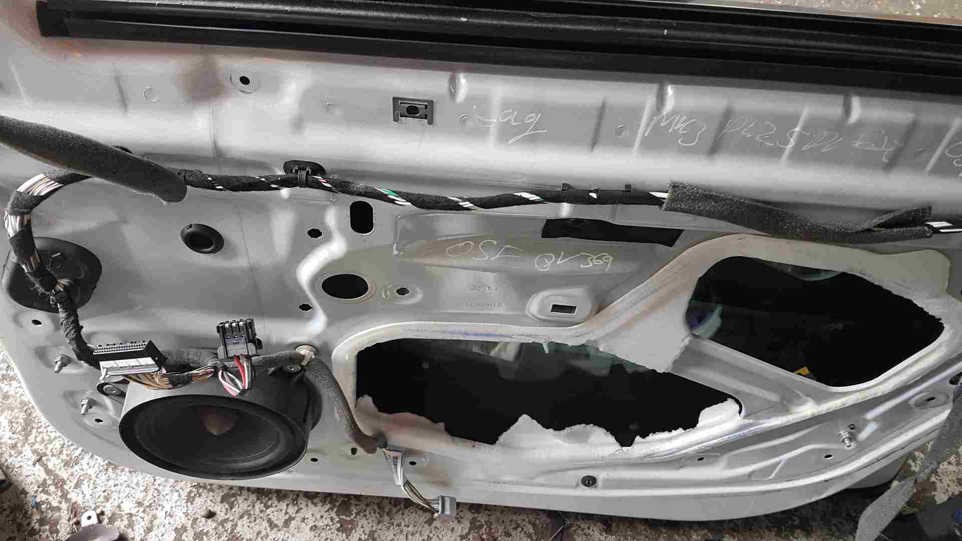 Thumb 3 Renault Laguna Estate 2007-2012 Drivers OSF Front Door White Ov369