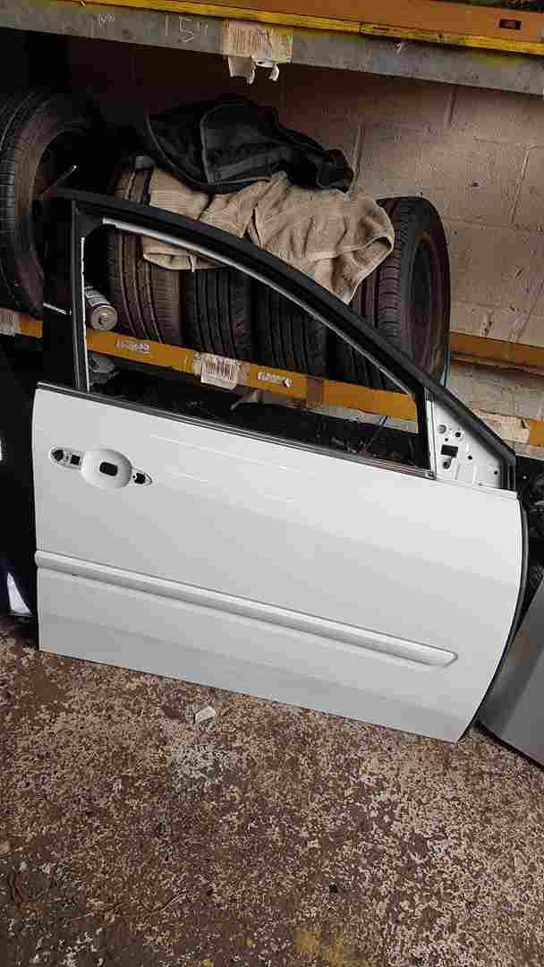 Thumb 4 Renault Laguna Estate 2007-2012 Drivers OSF Front Door White Ov369