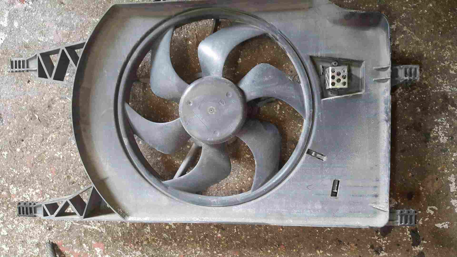 Thumb 2 Renault Laguna MK2 2001-2005 1.9 DCI Radiator Rad Cooling FAN 8200025635