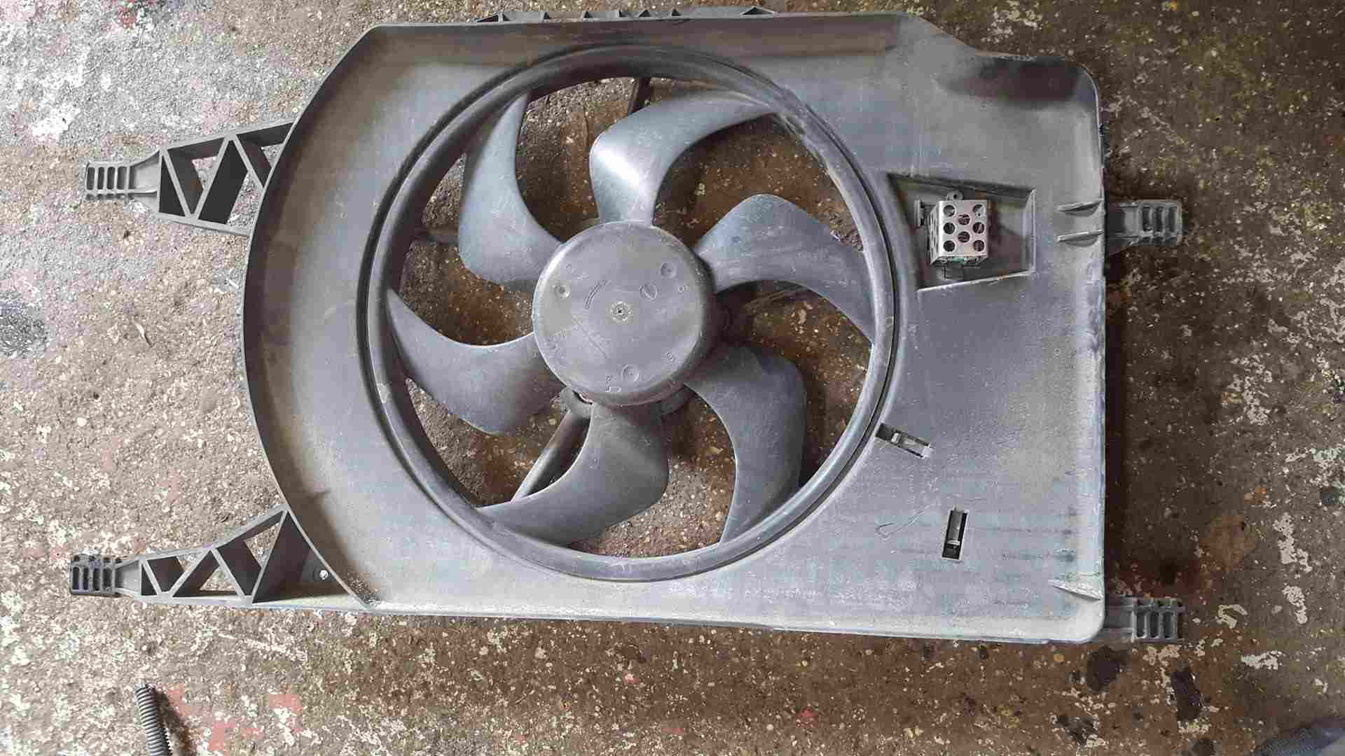 Renault Laguna MK2 2001-2005 1.9 DCI Radiator Rad Cooling FAN 8200025635