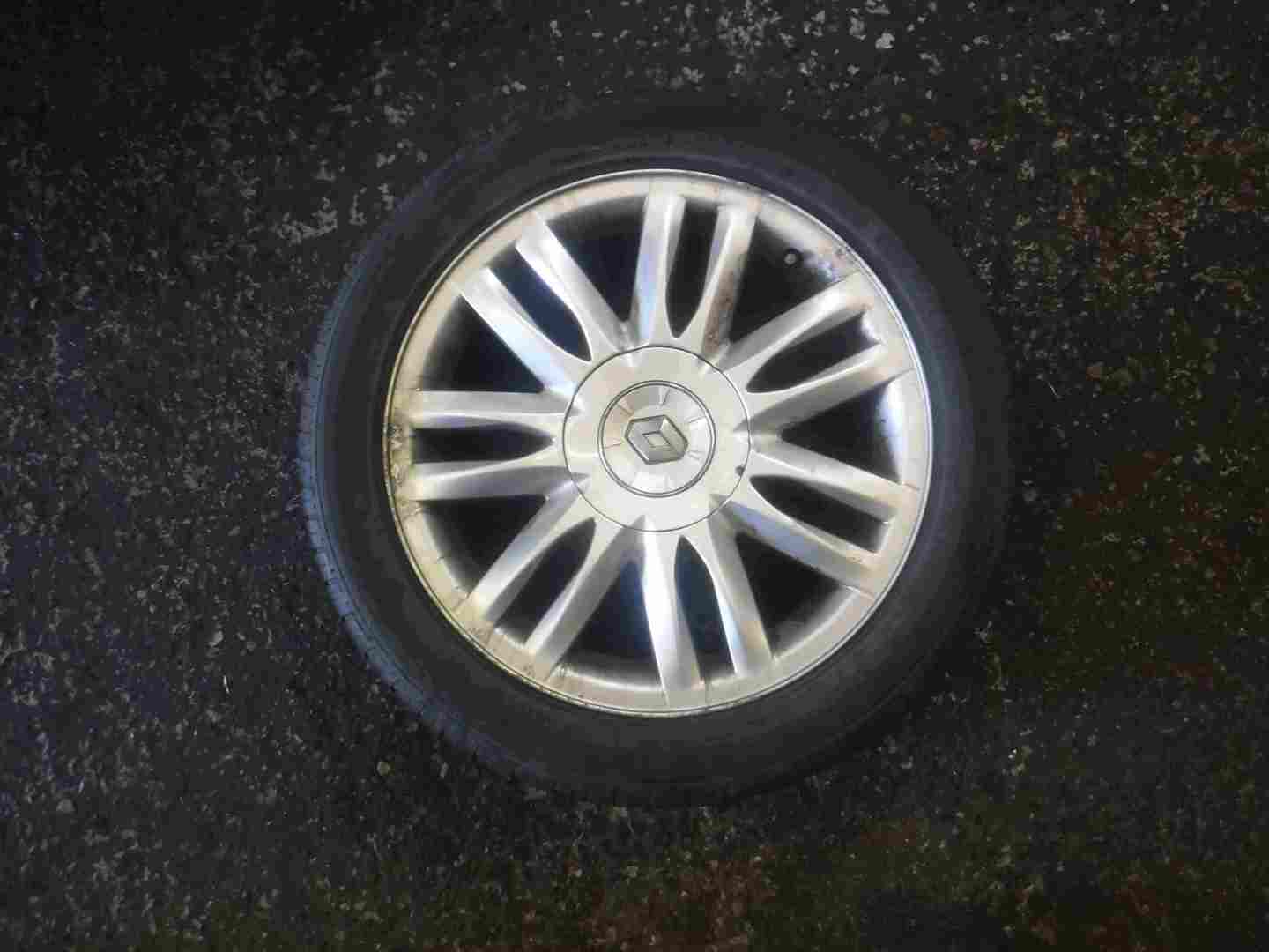 Renault Laguna MK3 2007-2010 Long Beach Alloy Wheel 17inch + Tyre 215 50 17 7mm