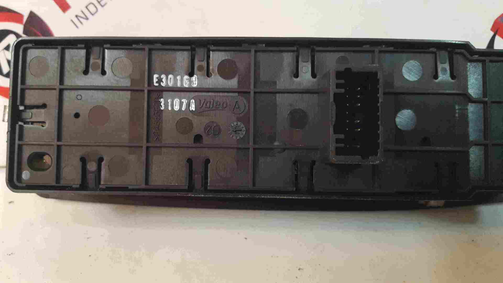 Thumb 2 Renault Laguna MK3 2007-2012 Drivers OSF Front Window Switch Panel