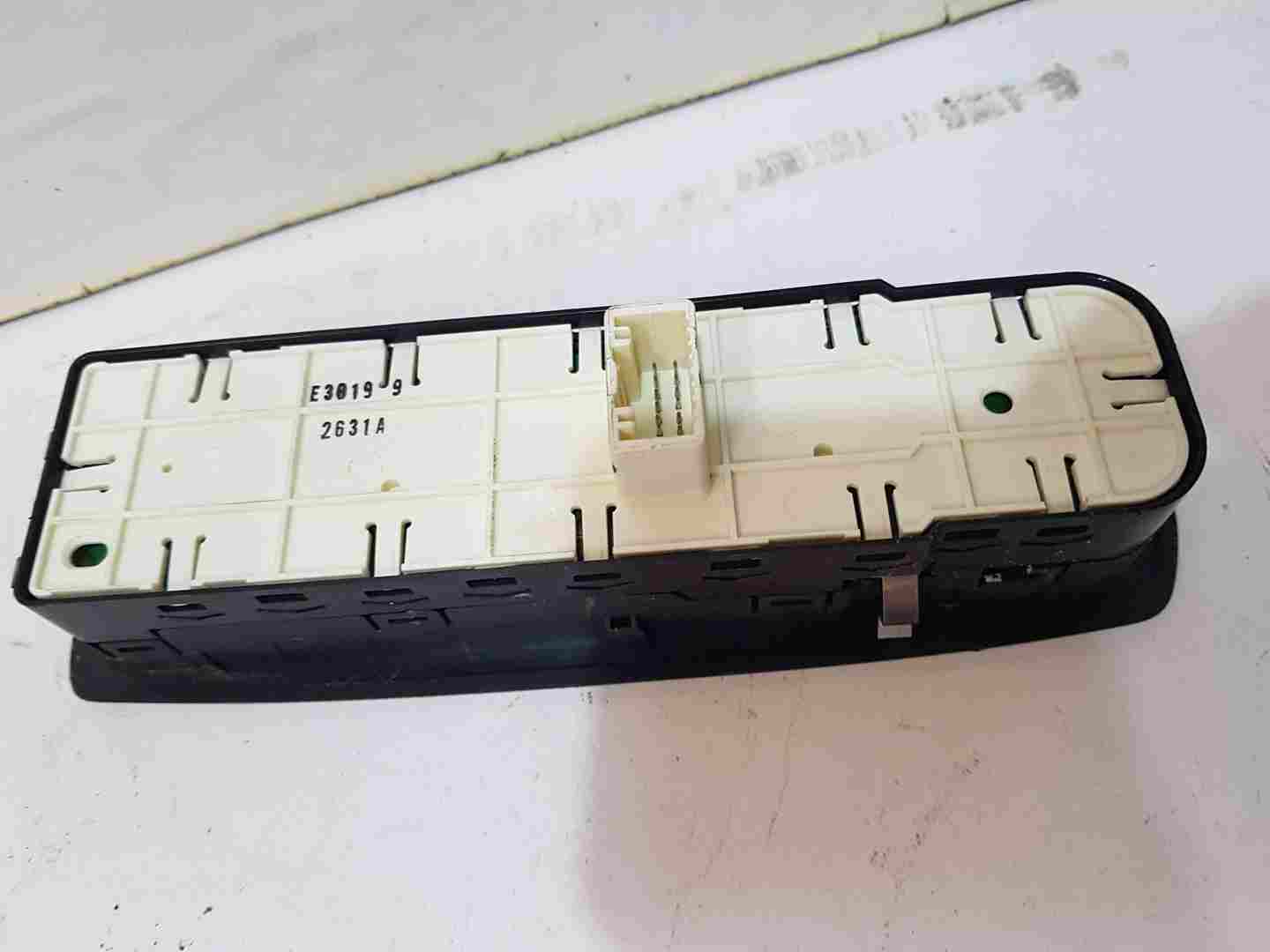 Thumb 3 Renault Laguna MK3 Coupe 2007-2012 Drivers OSF Front Window Switches Fold