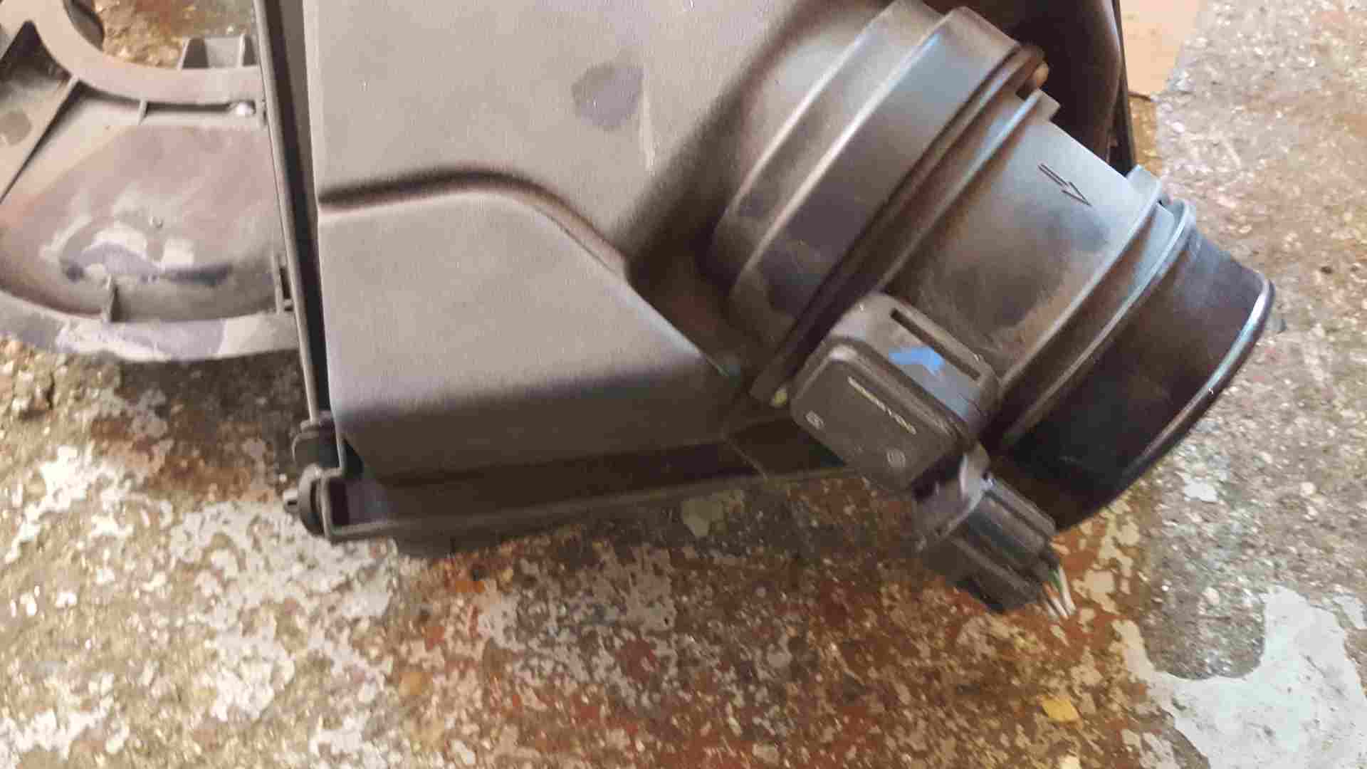 Thumb 3 Renault Laguna MK3 ESTATE 2007-2012 2.0 DCI Airbox Housing Filter + MAF Sensor