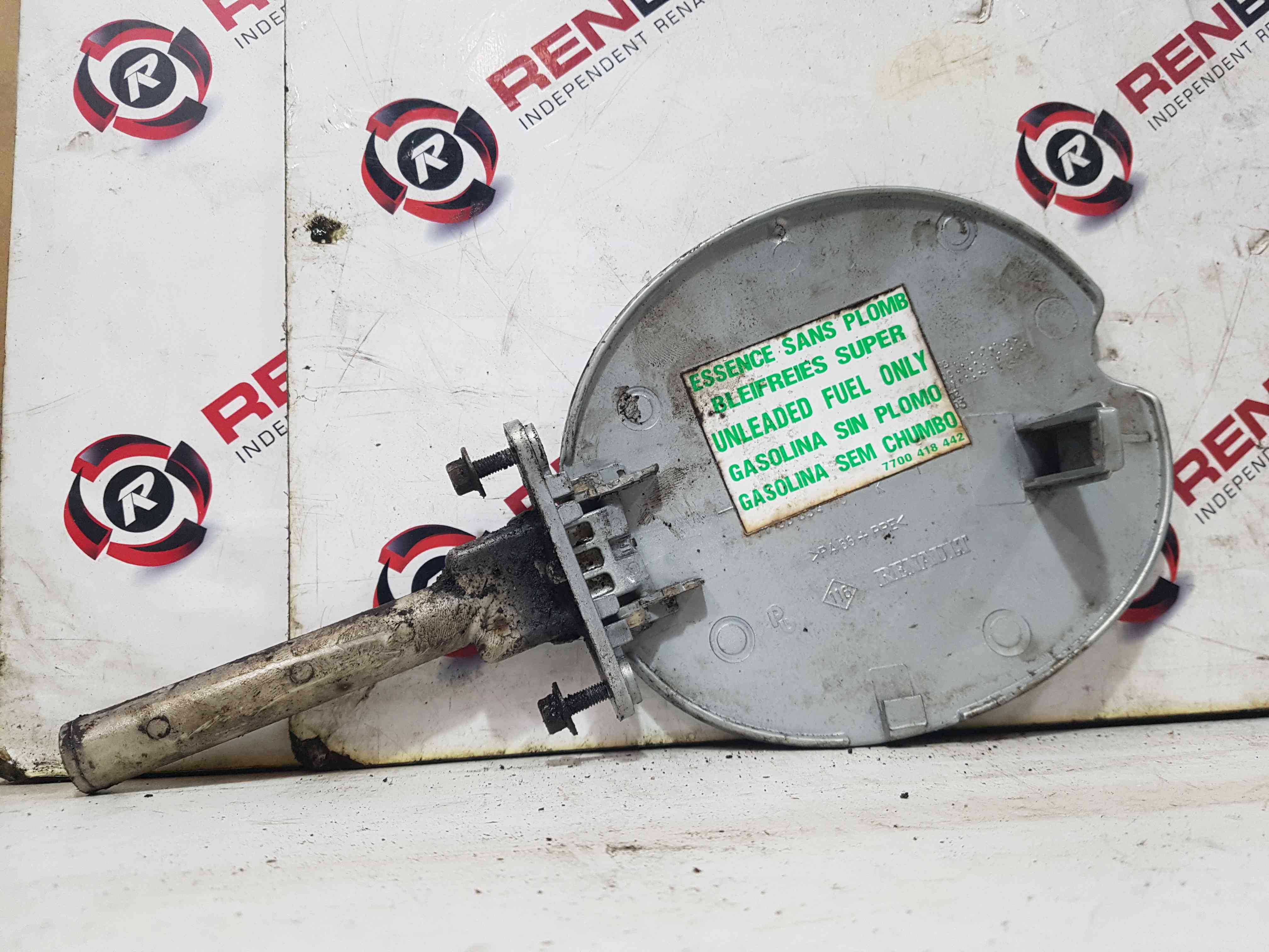 Thumb 2 Renault Megane 1999-2002 Fuel Flap Cover Silver + Hinge 632 Nv6320 7700834110