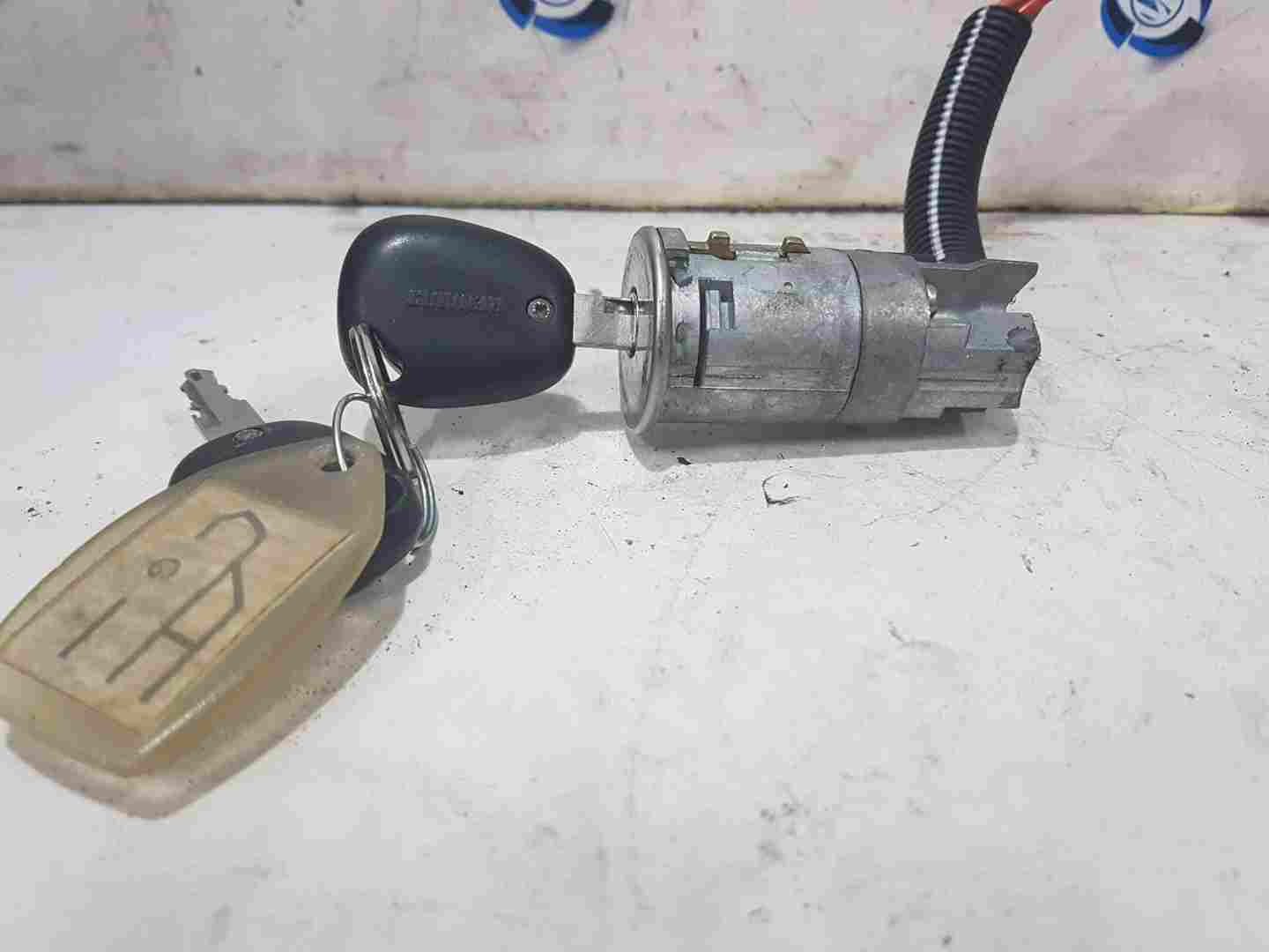 Thumb 6 Renault Megane 1999-2002 Ignition Barrel KEY 7700419012