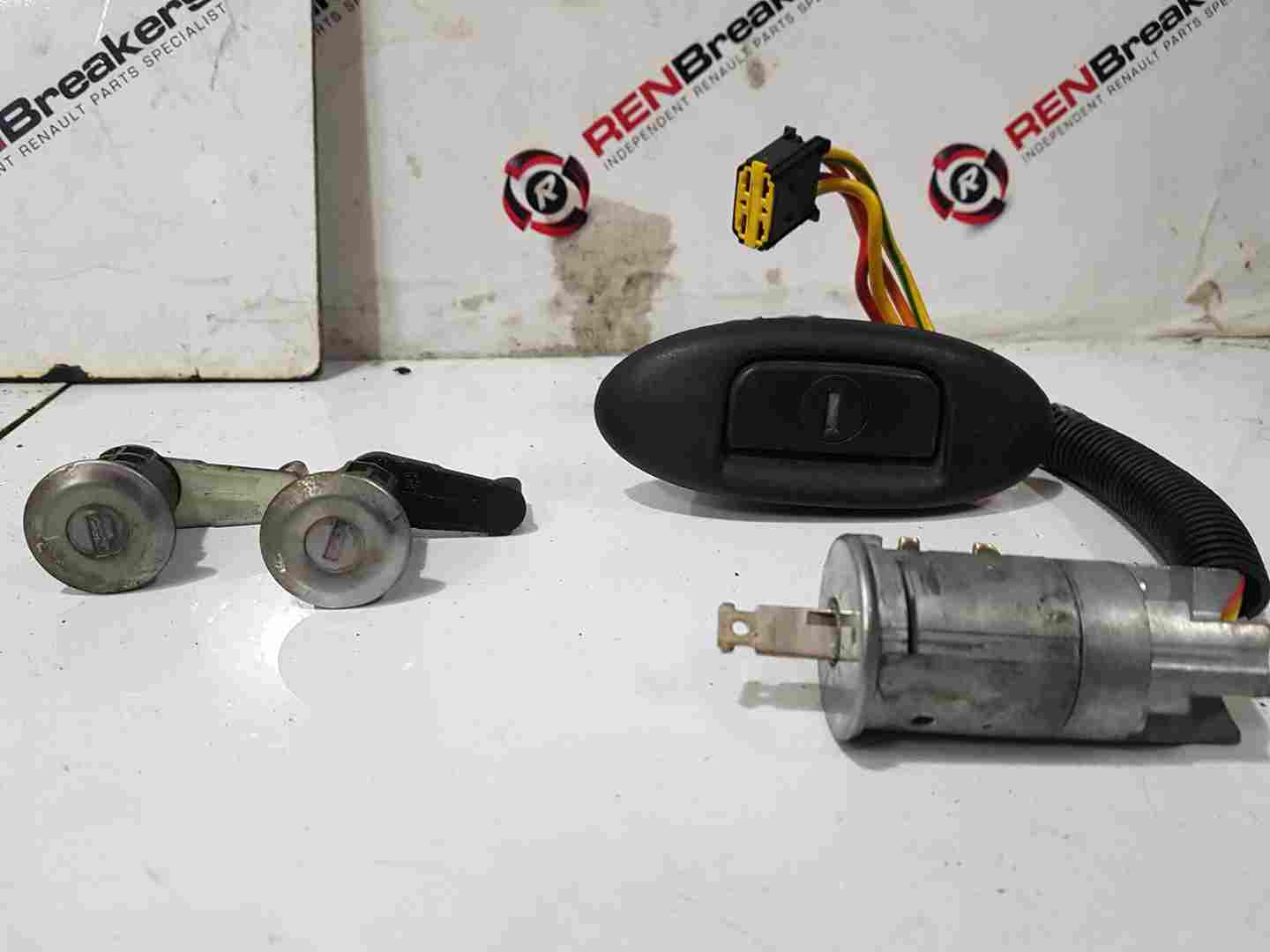 Thumb 2 Renault Megane 1999-2002 Ignition Barrel KEY Door Locks Boot Lock SET 7700419012