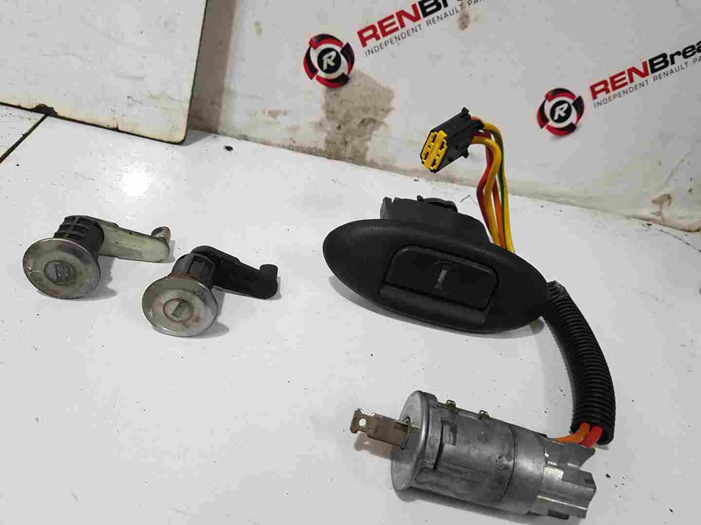 Thumb 3 Renault Megane 1999-2002 Ignition Barrel KEY Door Locks Boot Lock SET 7700419012