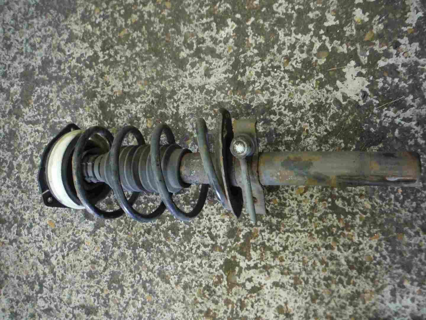 Renault Megane 2002-2008 2.0 16v Drivers OSF Front Spring Strut Suspension Leg