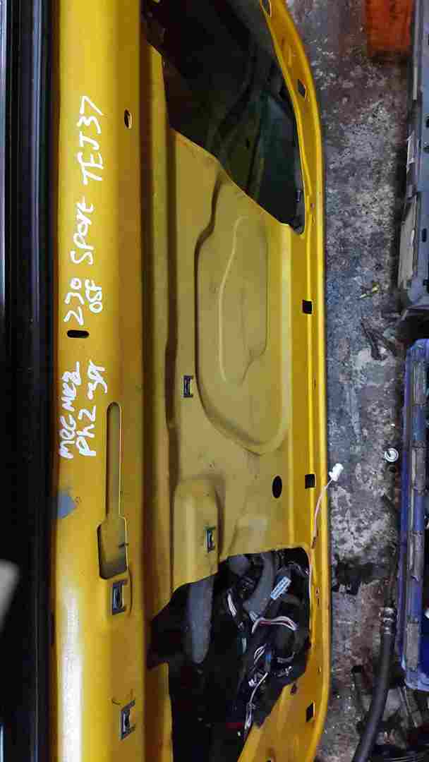 Thumb 2 Renault Megane 2002-2008 230 225 Drivers OSF Front Door Liquid Yellow TEJ37 3dr