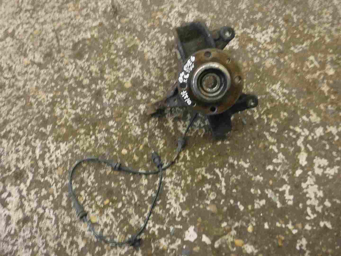 Renault Megane 2002-2008 Drivers OS Front Wheel Hub + ABS Sensor