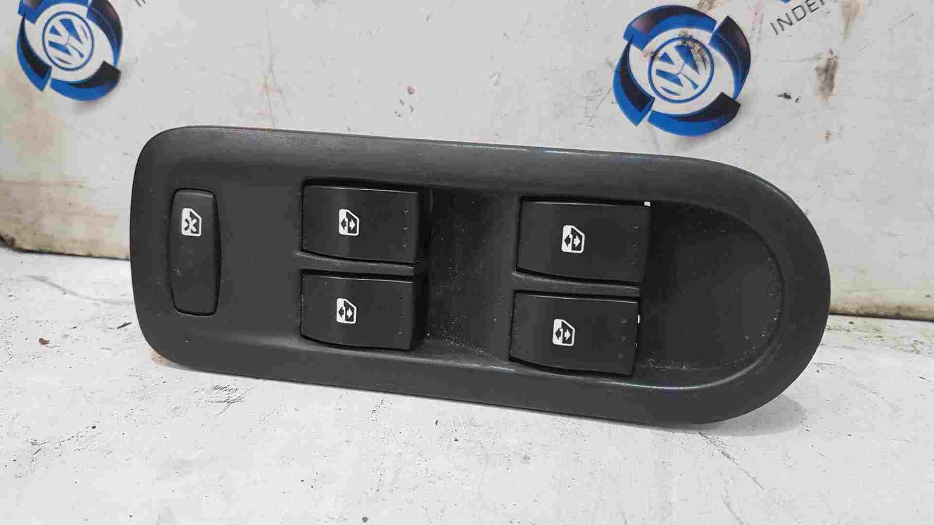 Thumb 2 Renault Megane 2002-2008 Drivers OSF Front Window Switches Blue Grey Plug