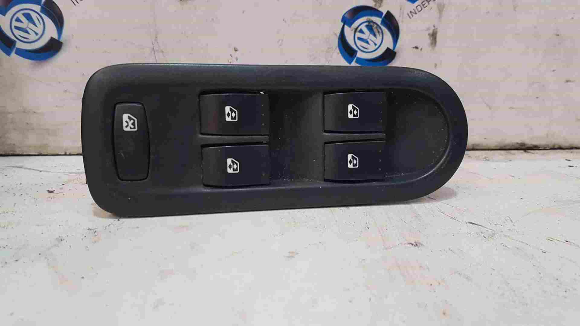 Thumb 5 Renault Megane 2002-2008 Drivers OSF Front Window Switches Blue Grey Plug
