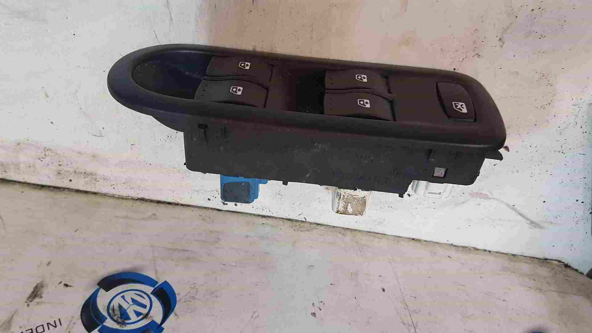 Thumb 6 Renault Megane 2002-2008 Drivers OSF Front Window Switches Blue Grey Plug