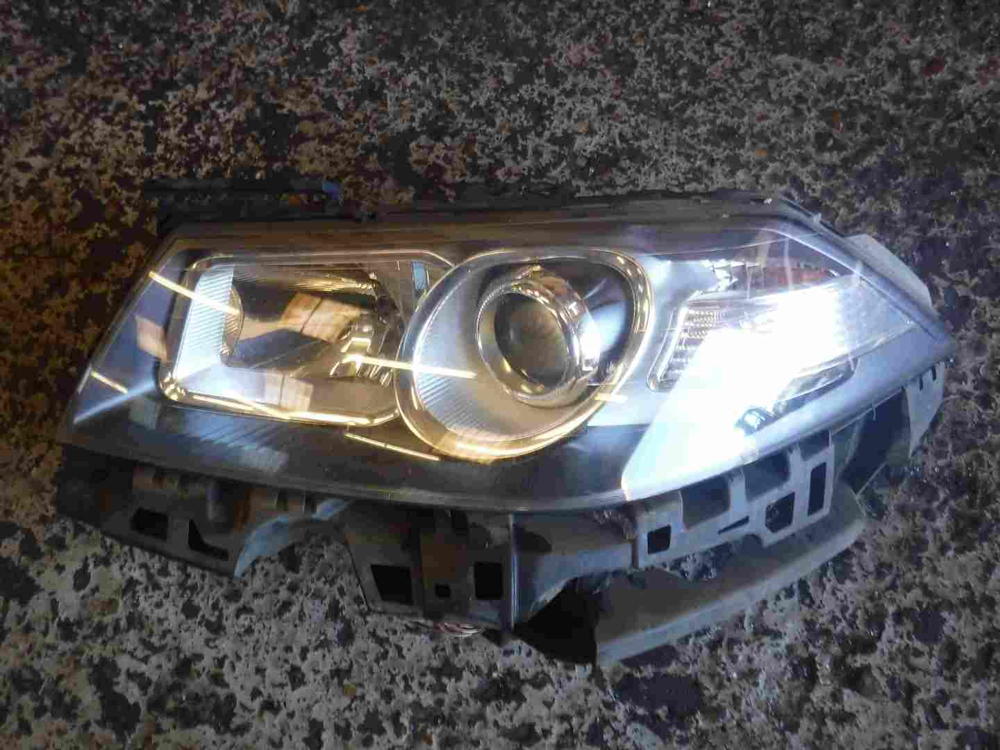 Renault Megane 2006-2008 Passenger NSF Front Headlight Xenon 8200412749
