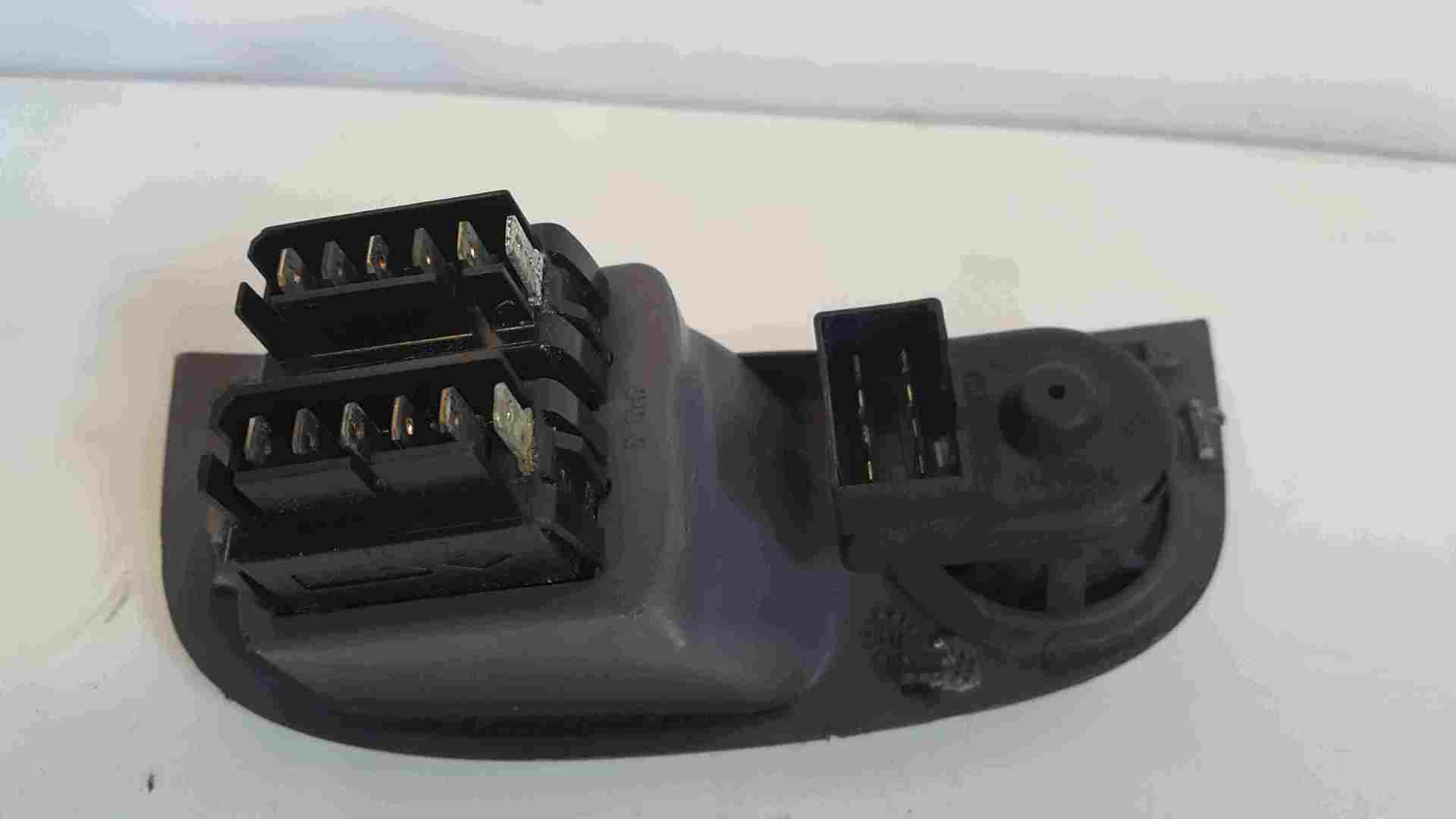 Thumb 2 Renault Megane Convertible 1999-2002 Drivers OSF Front Window Switches Adjuster