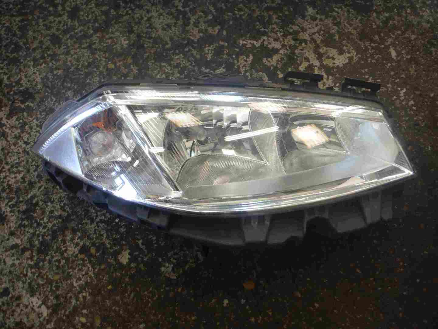 Renault Megane Convertible 2002-2006 Drivers OSF Front Headlight Lens