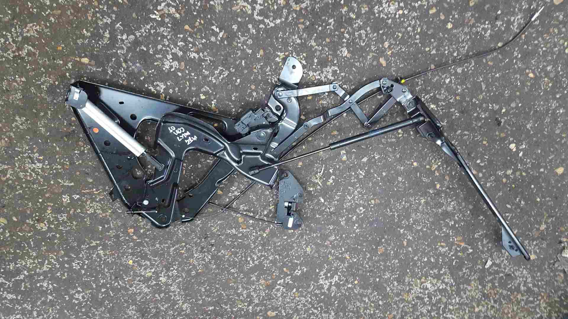 Thumb 2 Renault Megane Convertible 2002-2008 Drivers OSR Rear Boot Hinge 8200468712