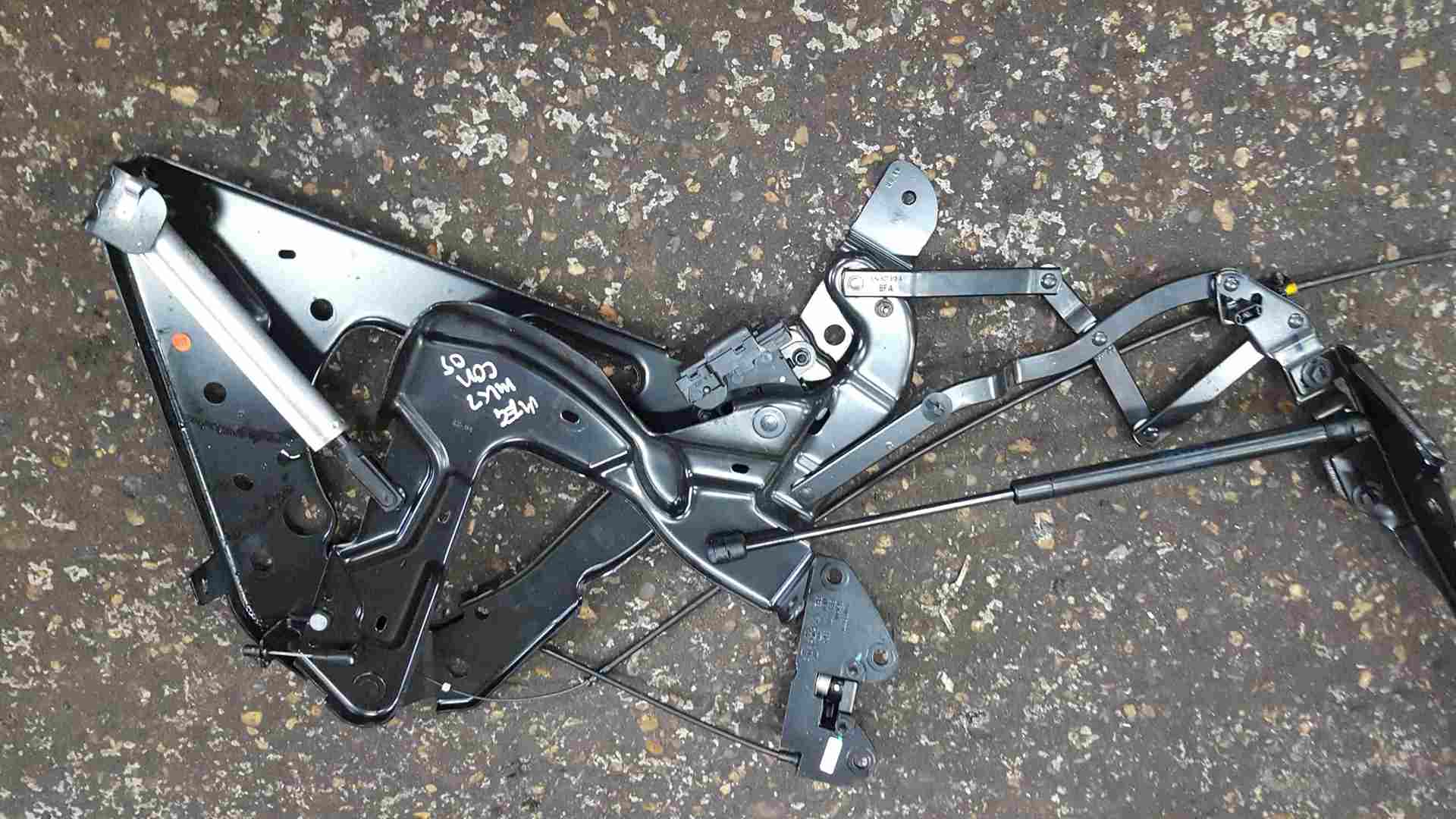 Thumb 3 Renault Megane Convertible 2002-2008 Drivers OSR Rear Boot Hinge 8200468712
