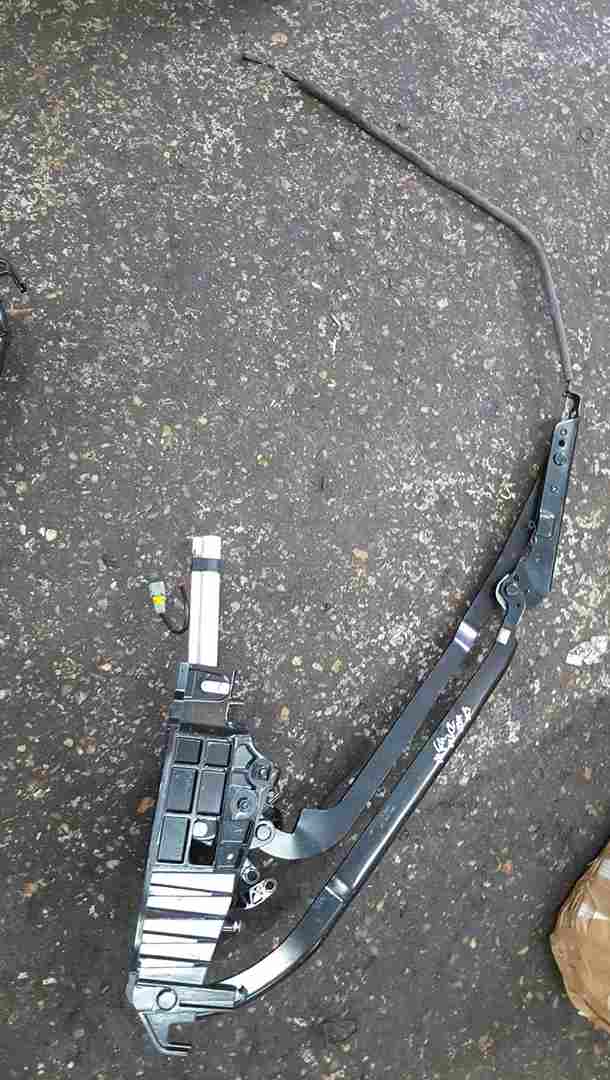 Thumb 3 Renault Megane Convertible 2002-2008 Passenger NS Roof Hinge E84876423
