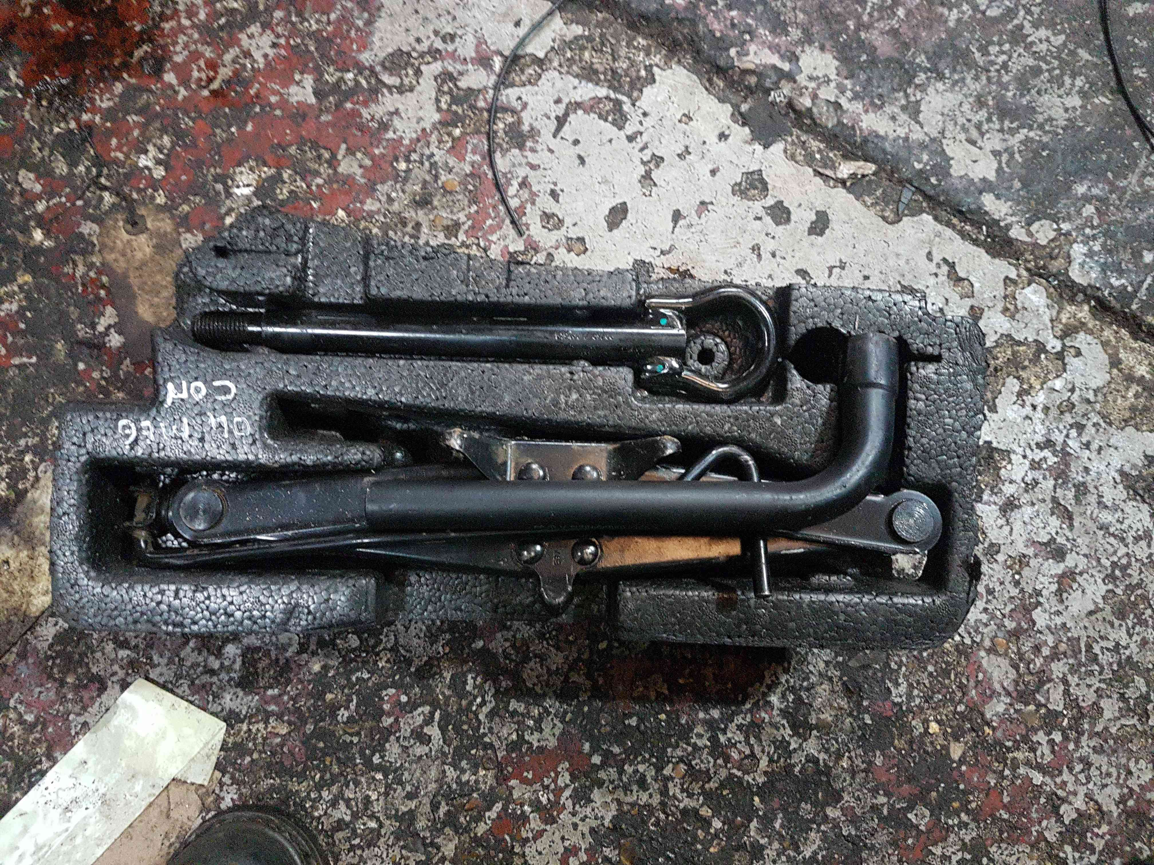 Thumb 3 Renault Megane Convertible 2002-2008 Spare Wheel Jack SET Holder Boot