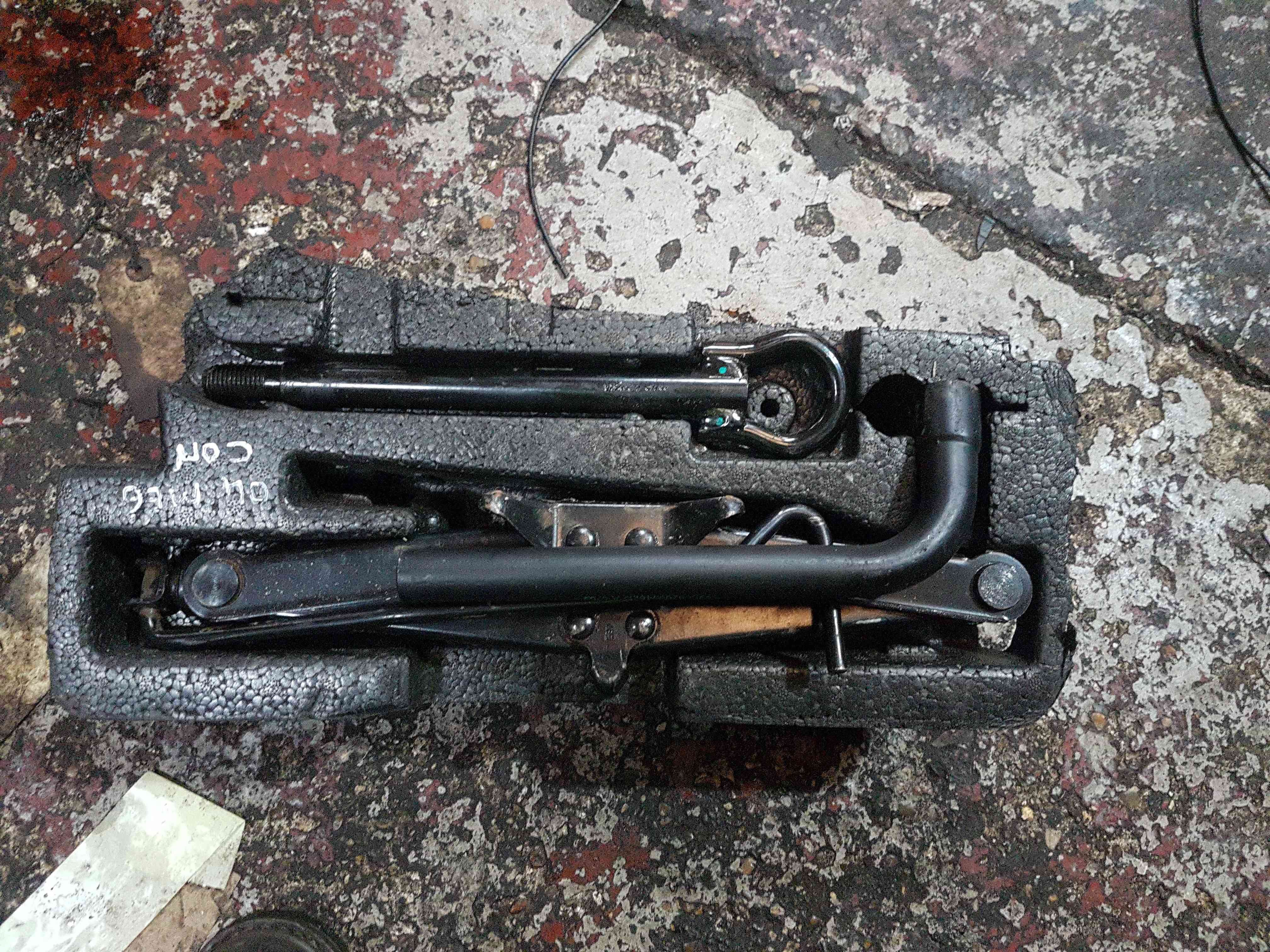 Renault Megane Convertible 2002-2008 Spare Wheel Jack SET Holder Boot