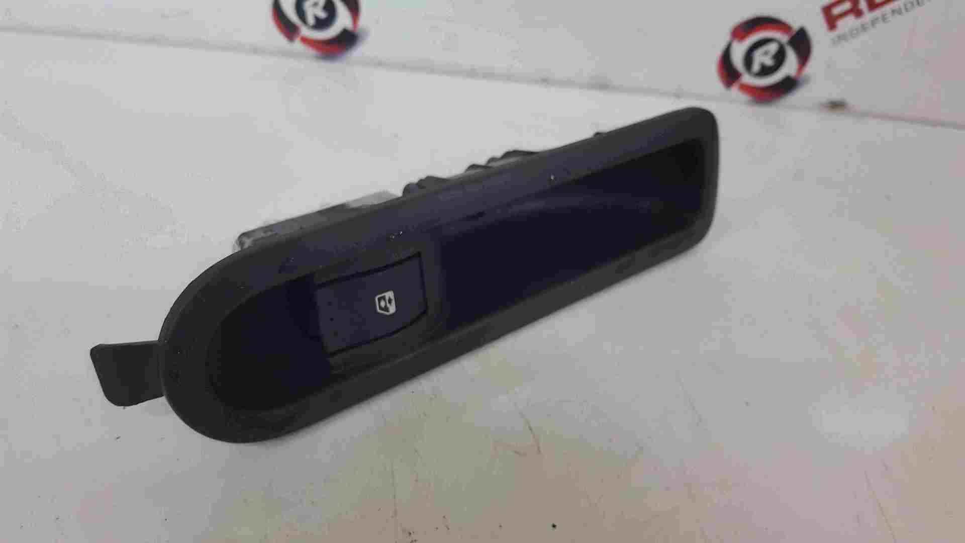 Renault Megane Estate MK2 2001-2006 Passenger NSR Rear Window Switch Panel