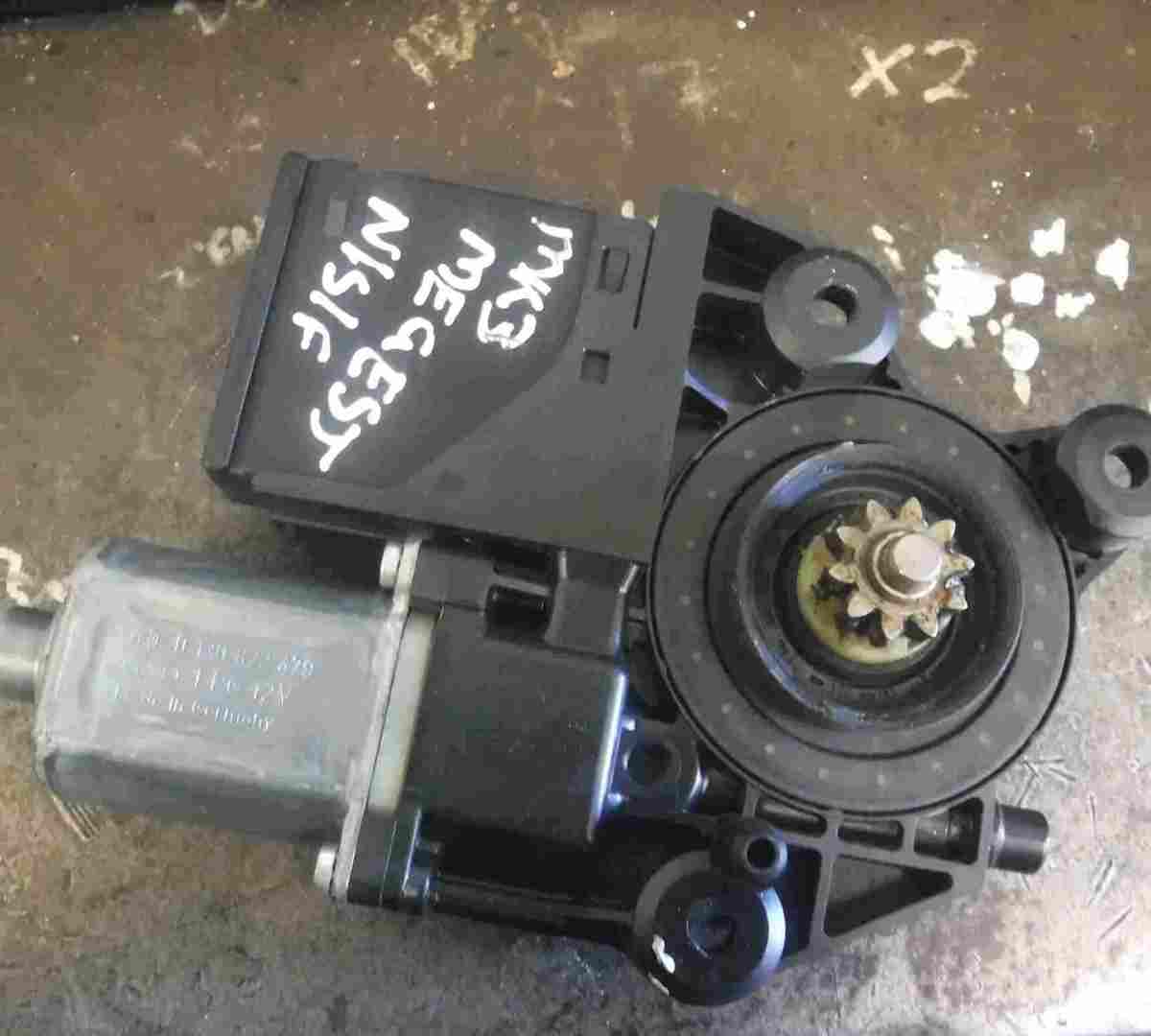 Renault Megane Estate MK3 2008-2012 Passenger NSF Front Window Motor